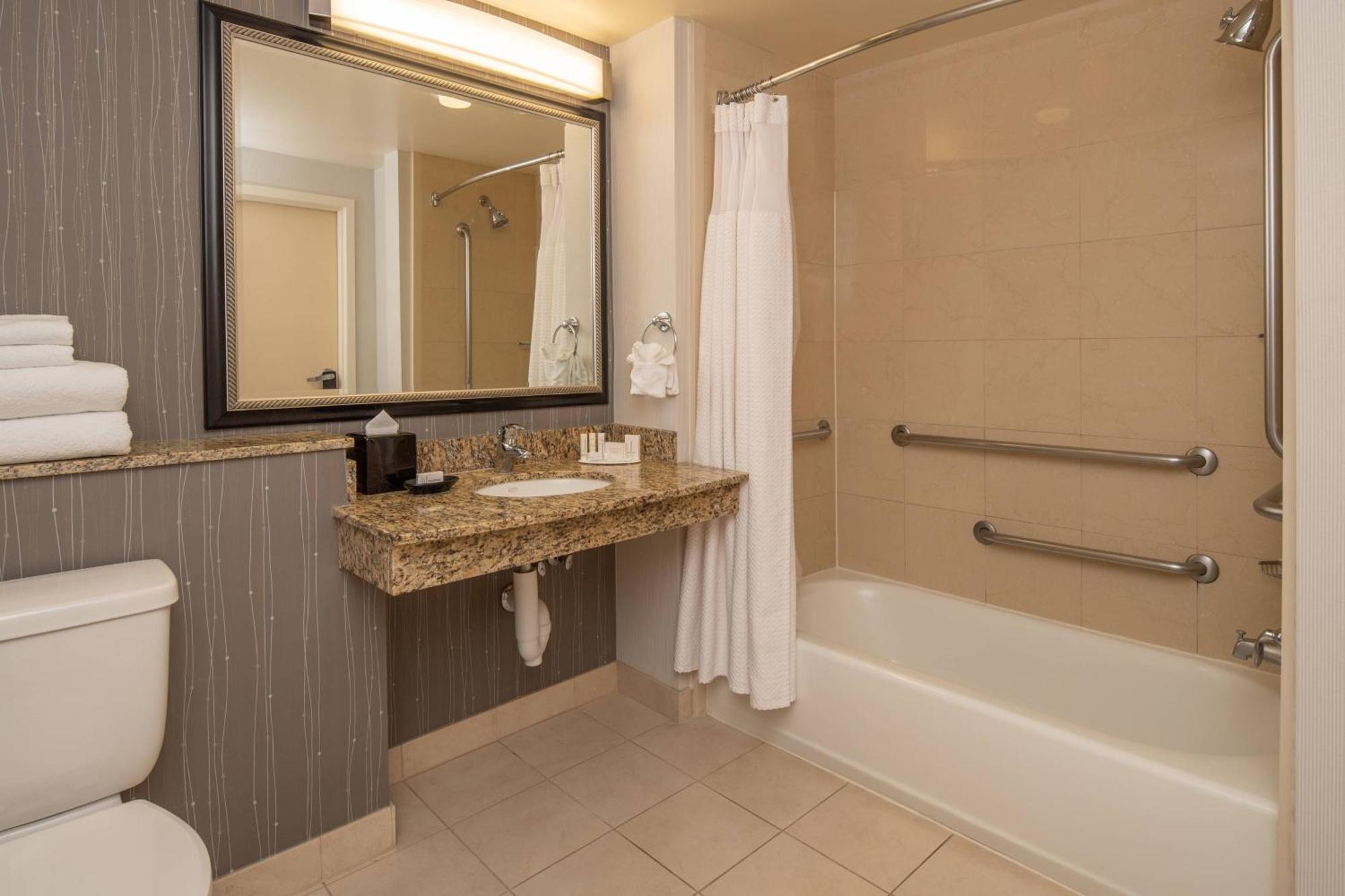 Queen Room with Two Queen Beds and Adapted Tub - Mobility Accessible