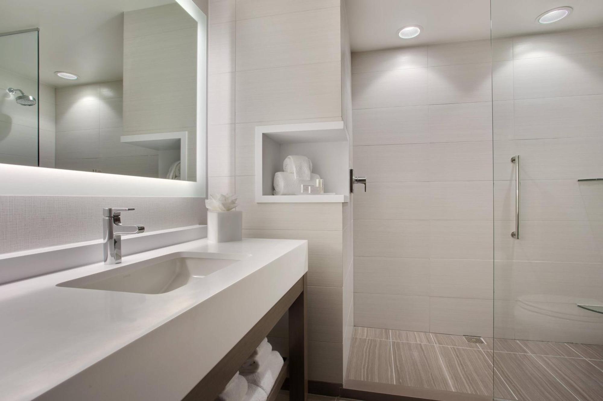 King Room with Bathtub - Mobility Access