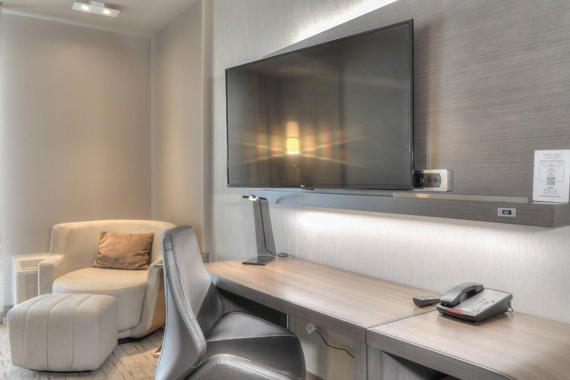 One-Bedroom Queen Suite with Two Queen Beds, River View and Sofa Bed