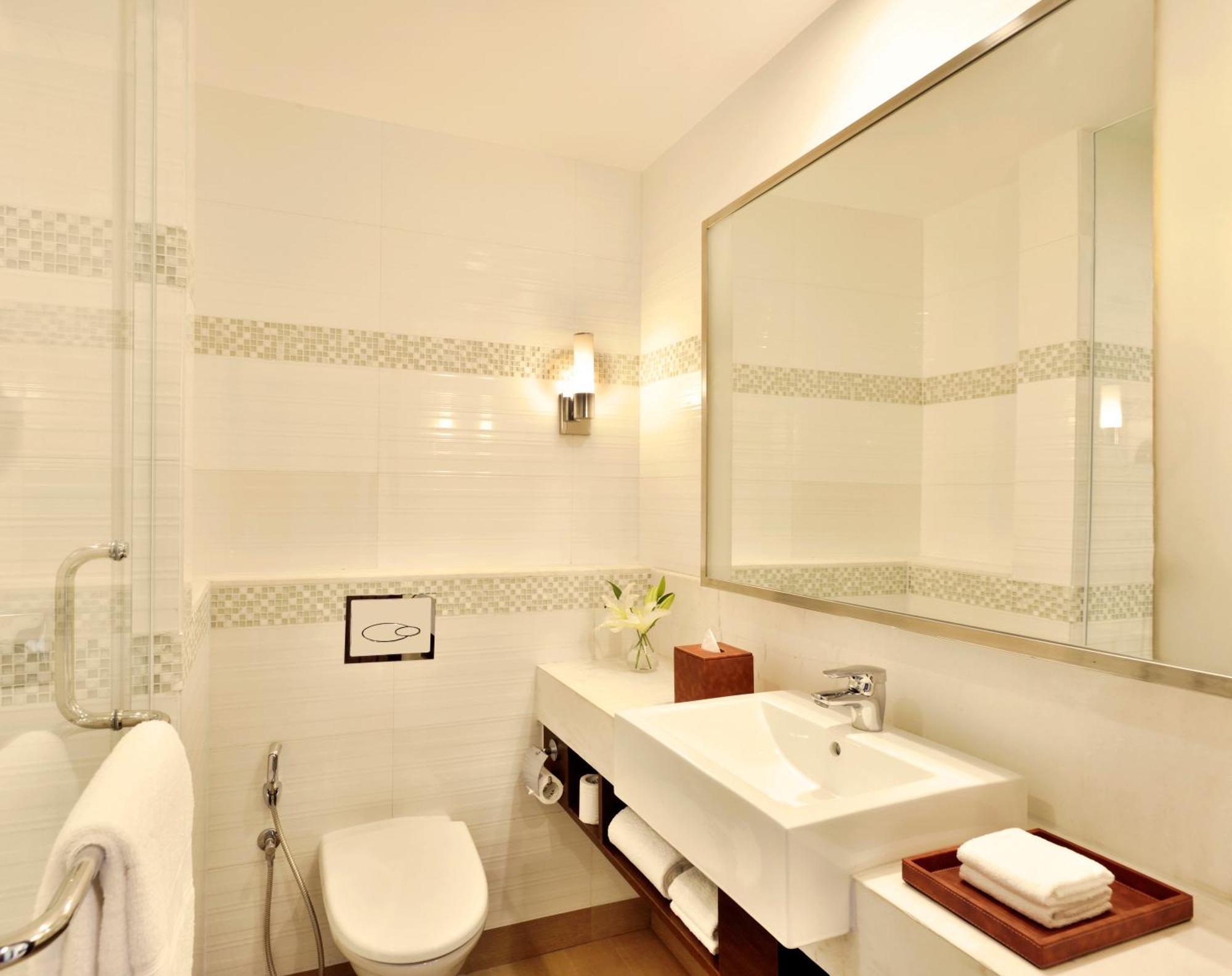 Fairfield King Room x INR 300 Meal Credit