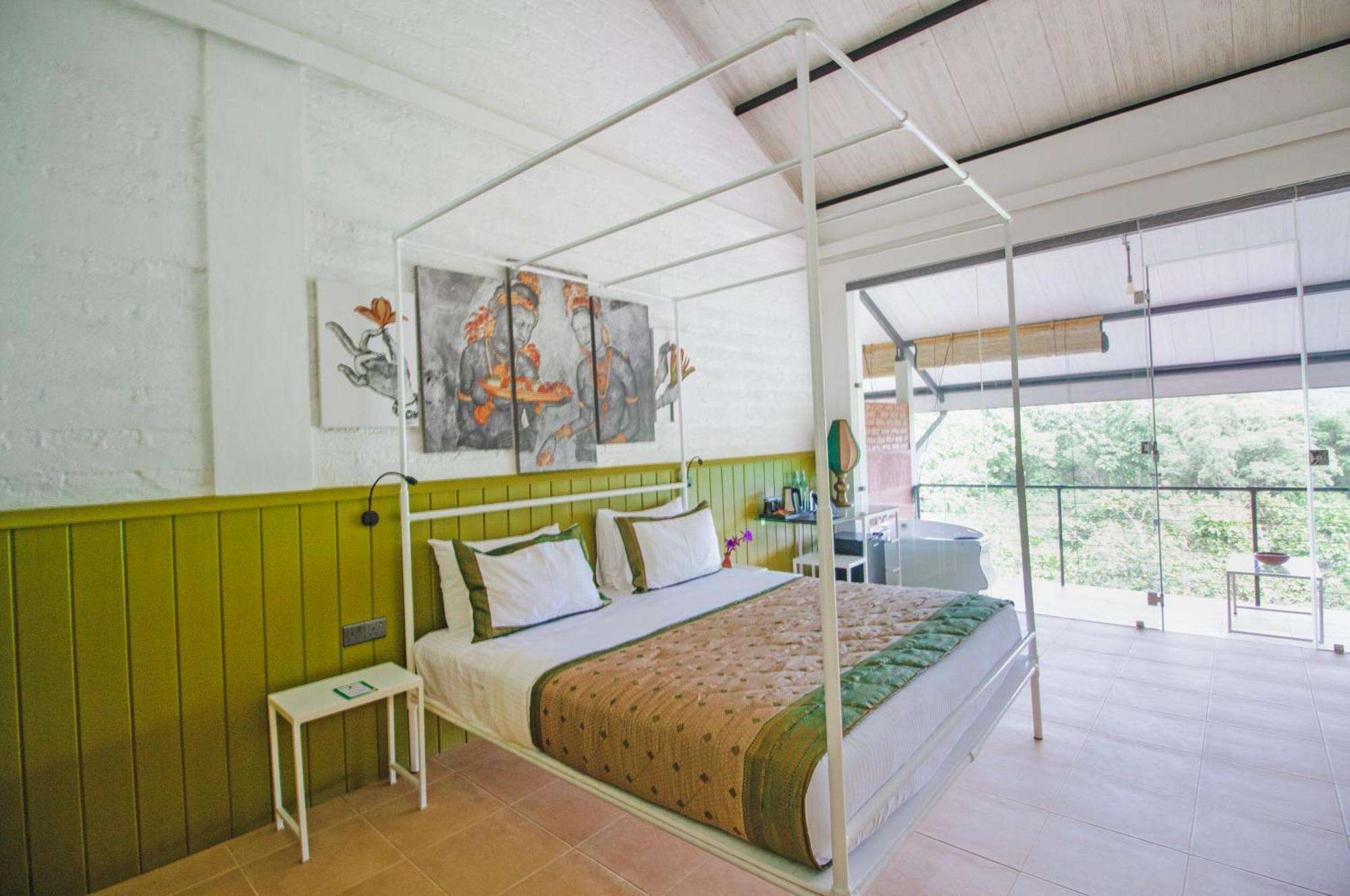 Suite with a refreshing mango mocktail, evening tea in the treehouse and a garden visit