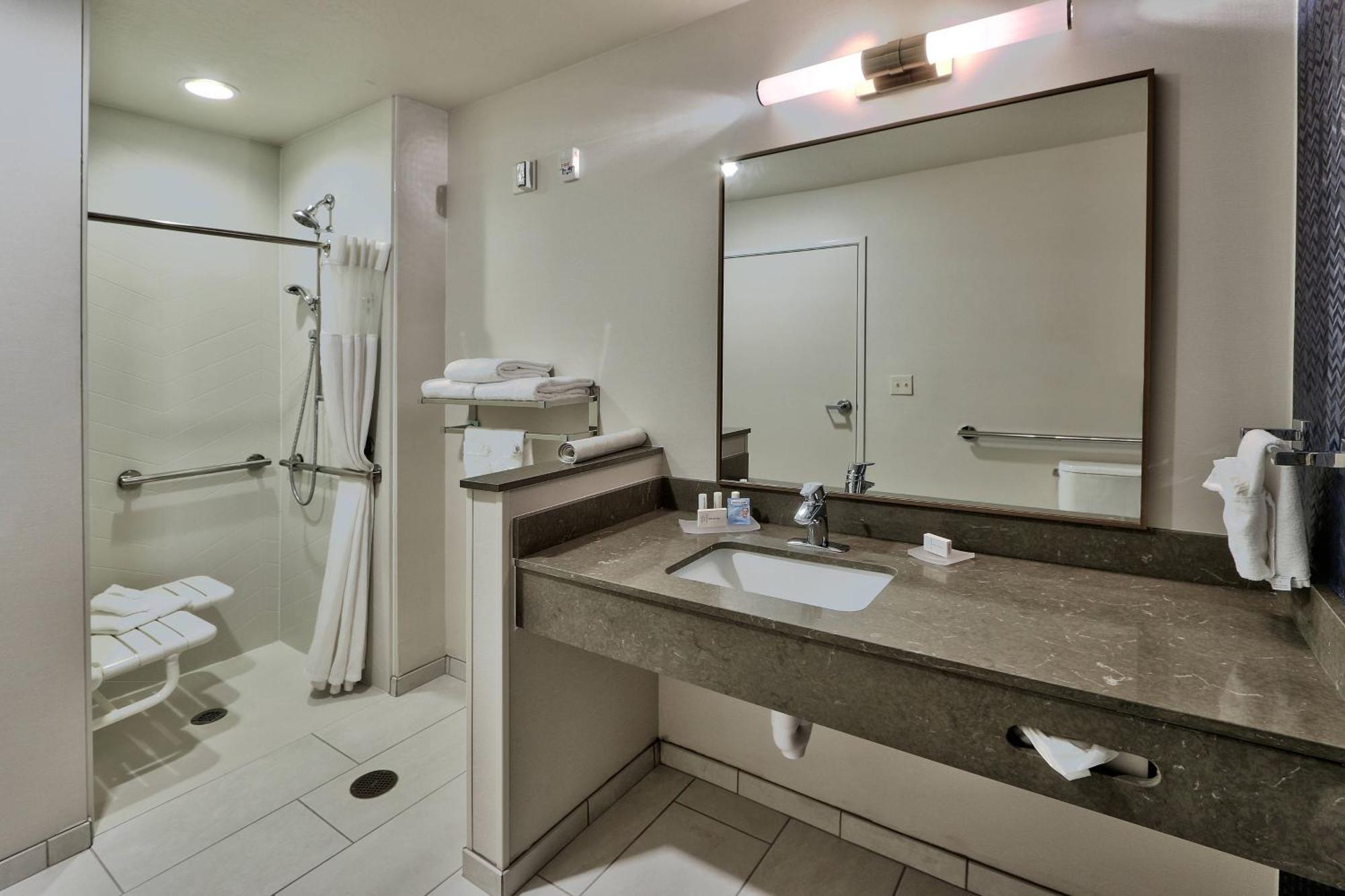 Queen Suite with Two Queen Beds, Bathtub and Sofa Bed - Mobility Access/Hearing Accessible