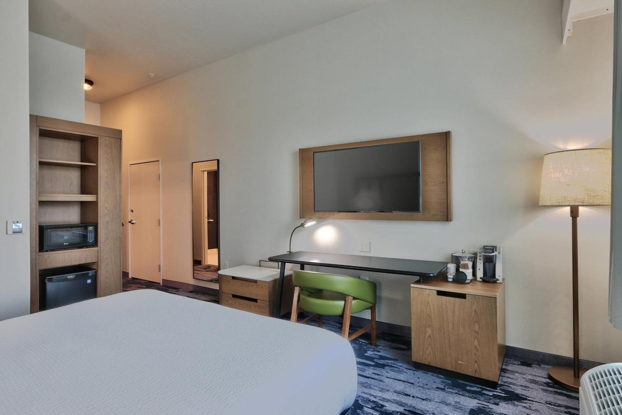 King Room with Transfer Shower and Roll-In Shower - Mobility Access/Hearing Accessible