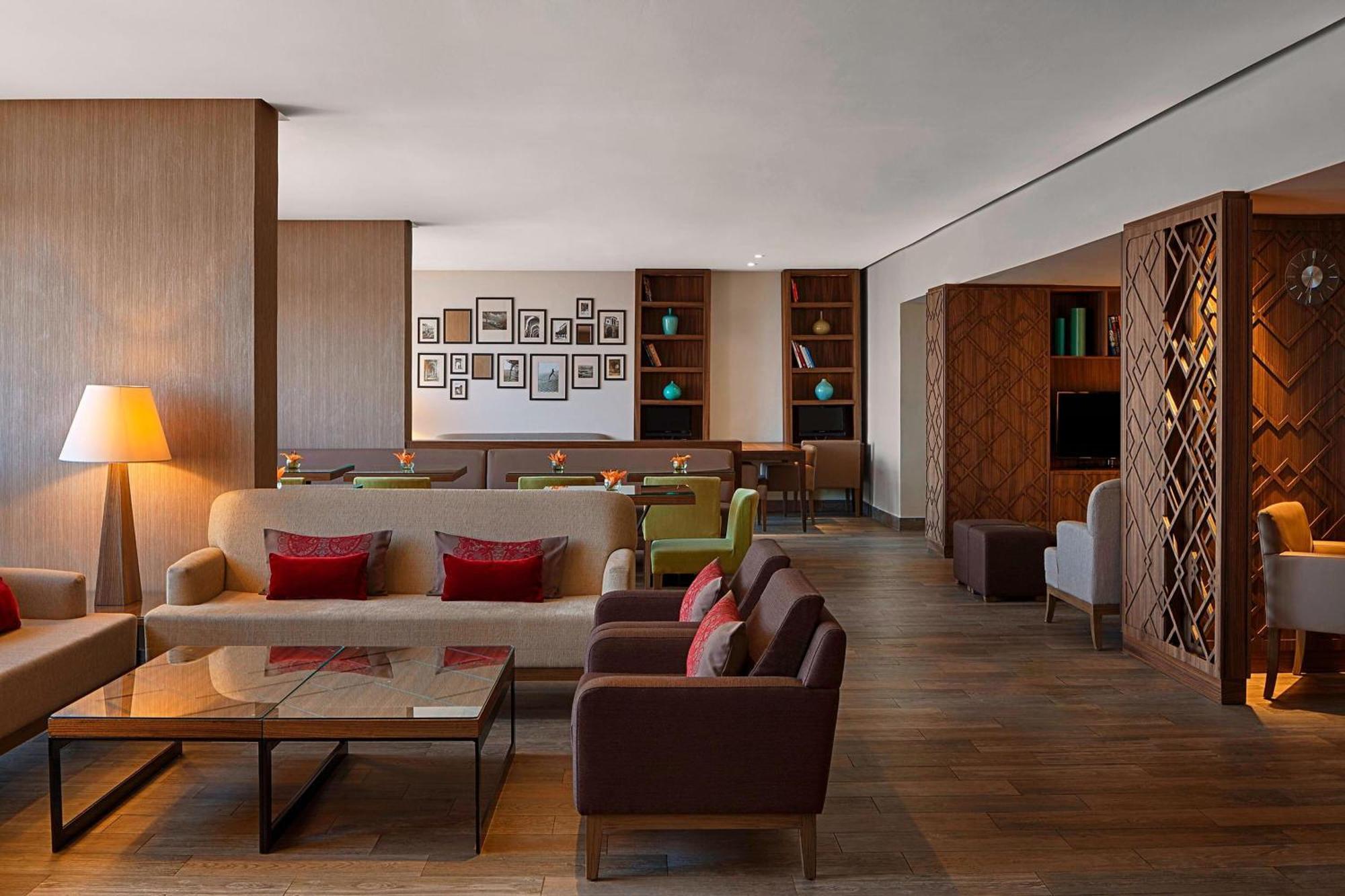 Club level, Guest room, 1 King, High floor, Pool access
