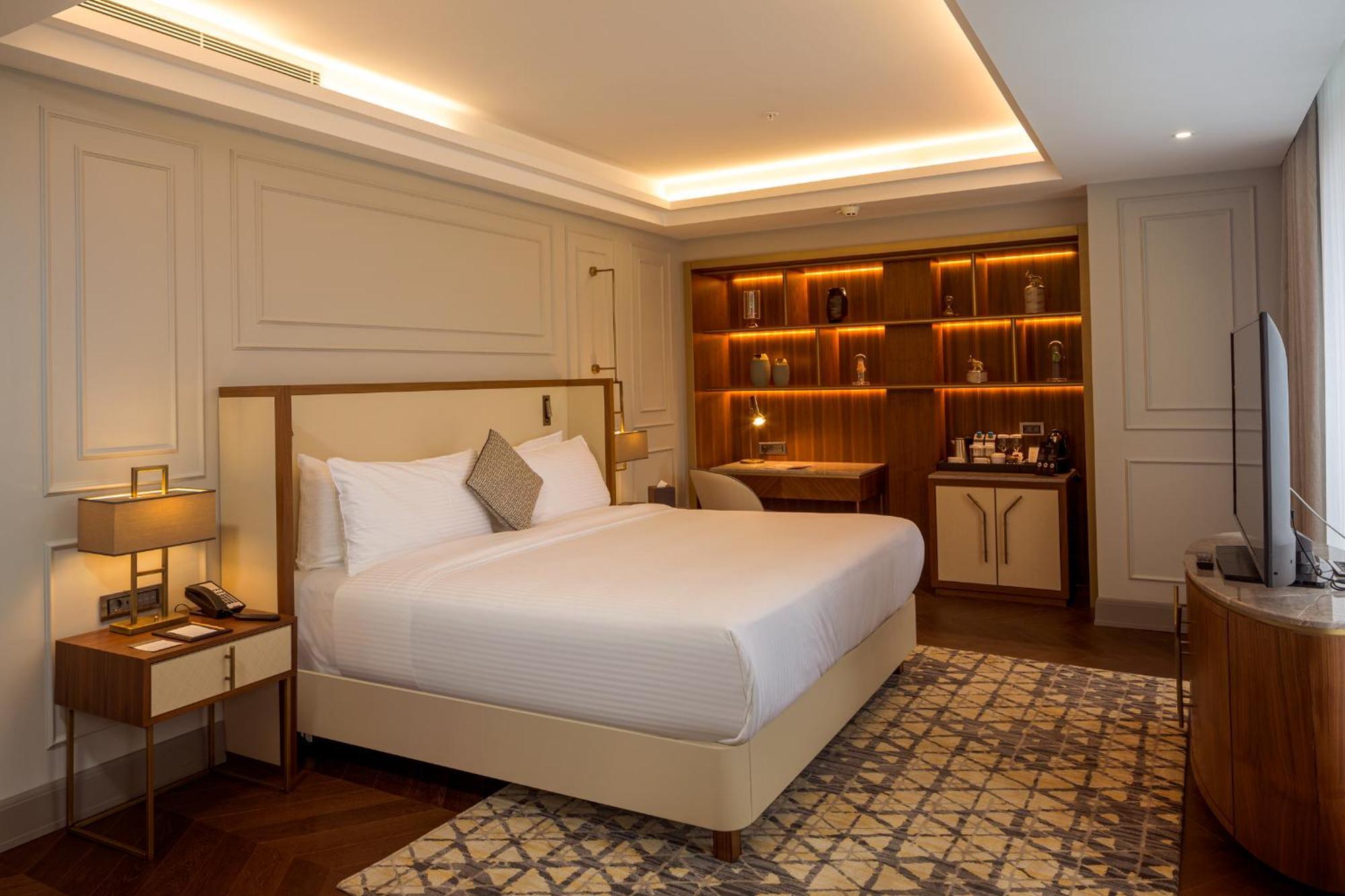 Junior Suite, 1 King, City view