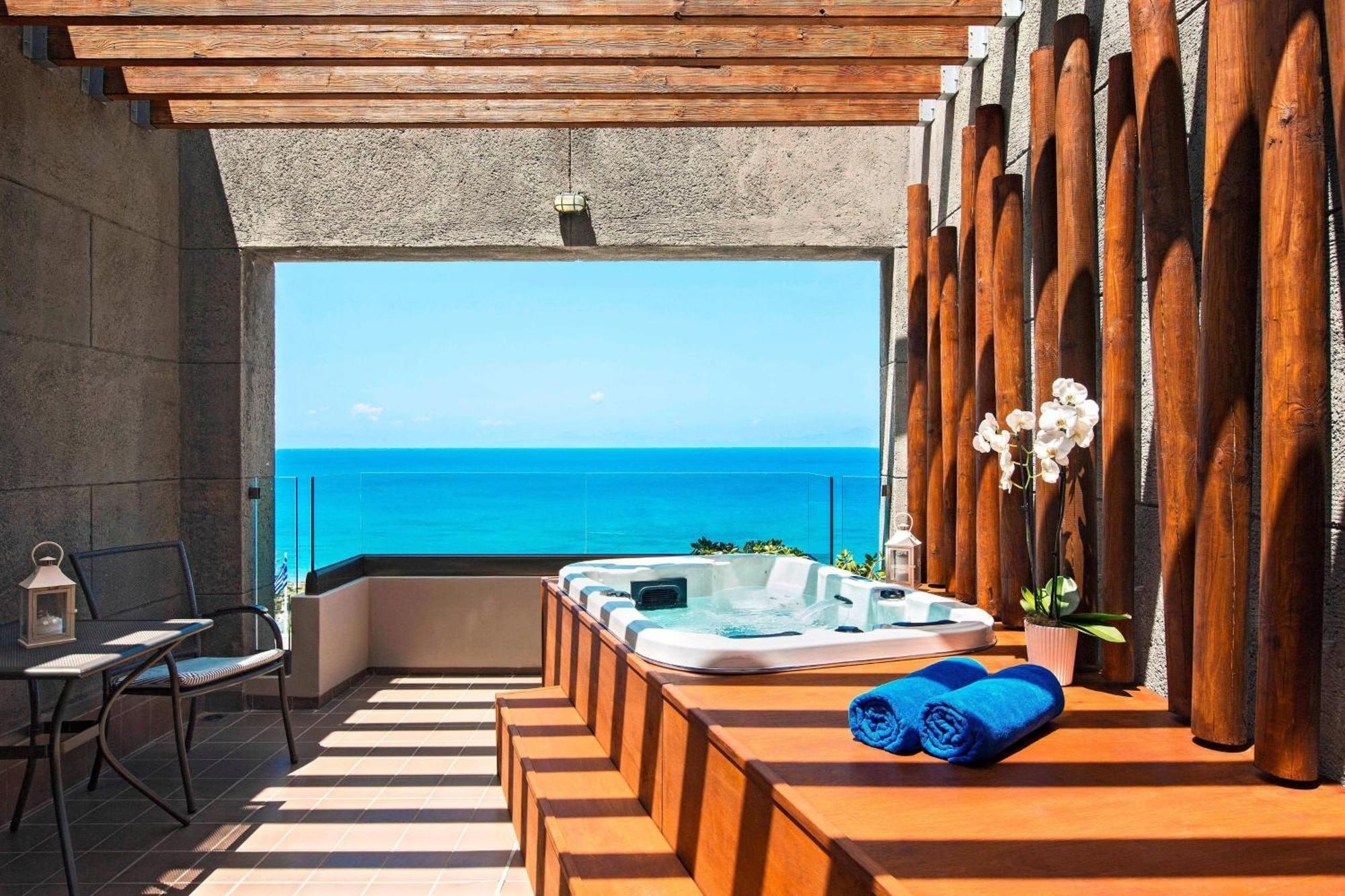 Aqua Deluxe Room, Guest room, 1 King, Sea view, Whirlpool