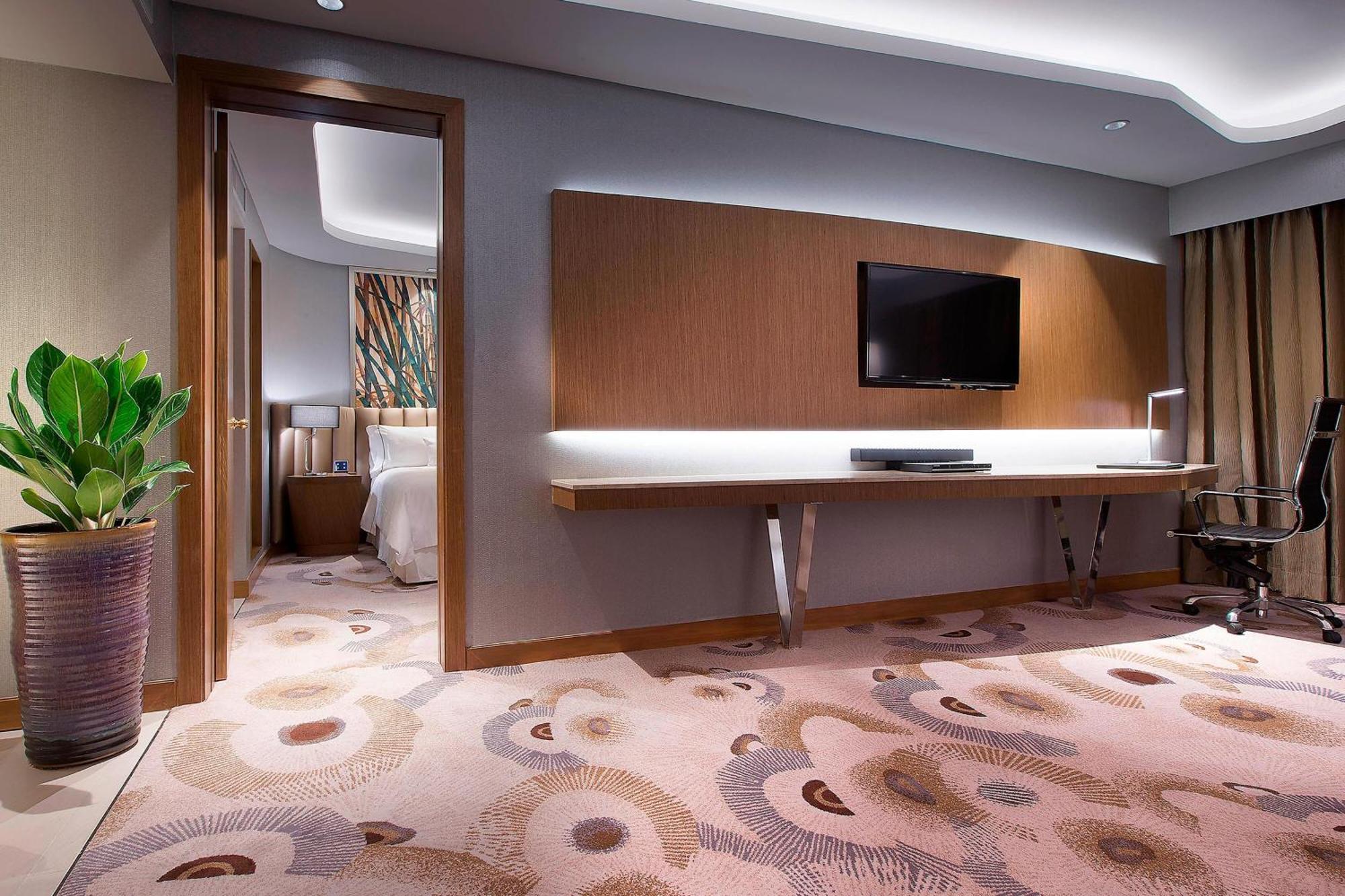 Deluxe Suite Twin Beds City View
