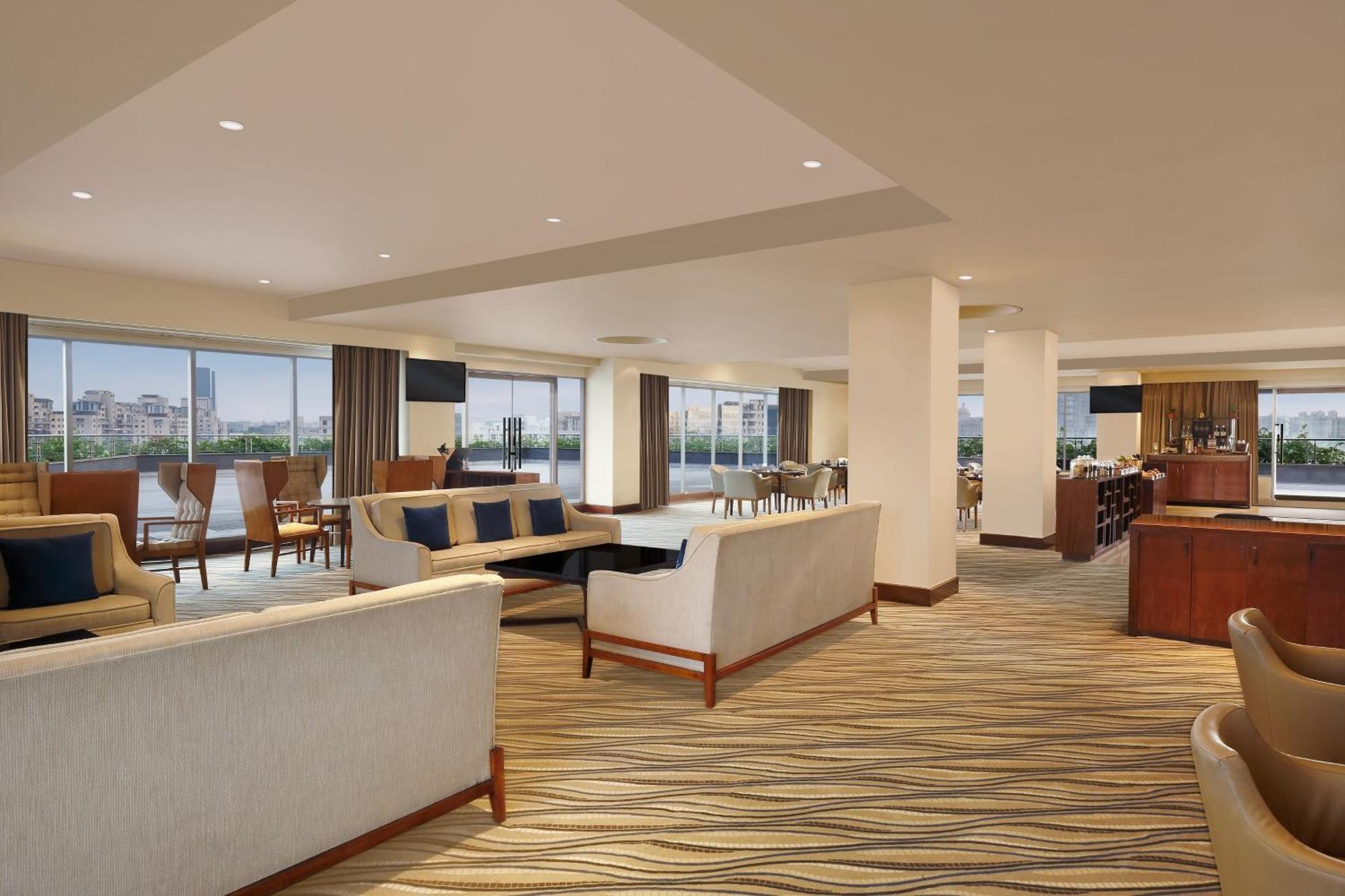 2 Twin/Single Beds, Executive Lounge Access, Guest Room : Enjoy 1+1 on beverages during Golden Hours, 4-8PM, Mon-Sat