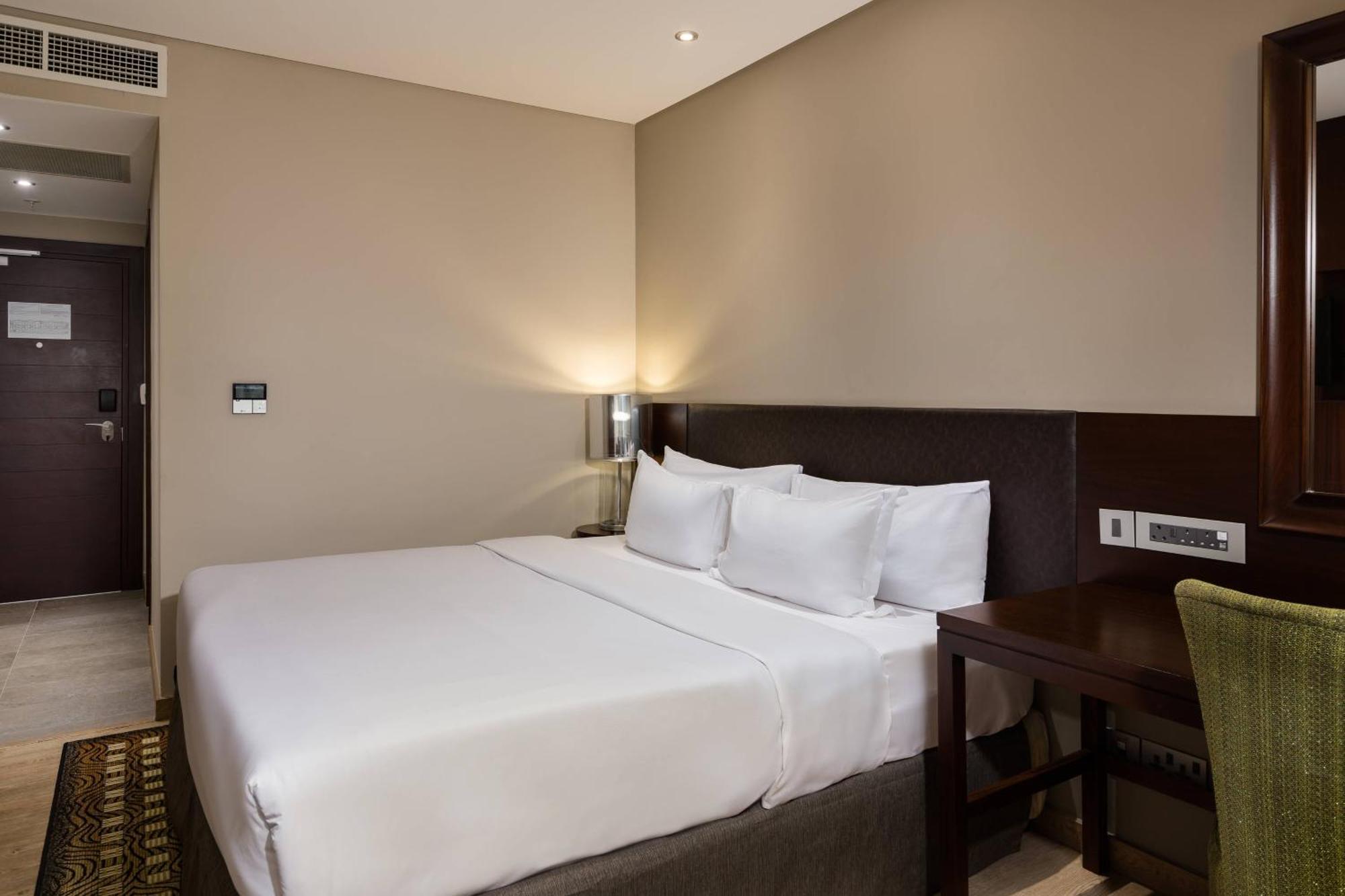 Guest room, 1 King, Pool view