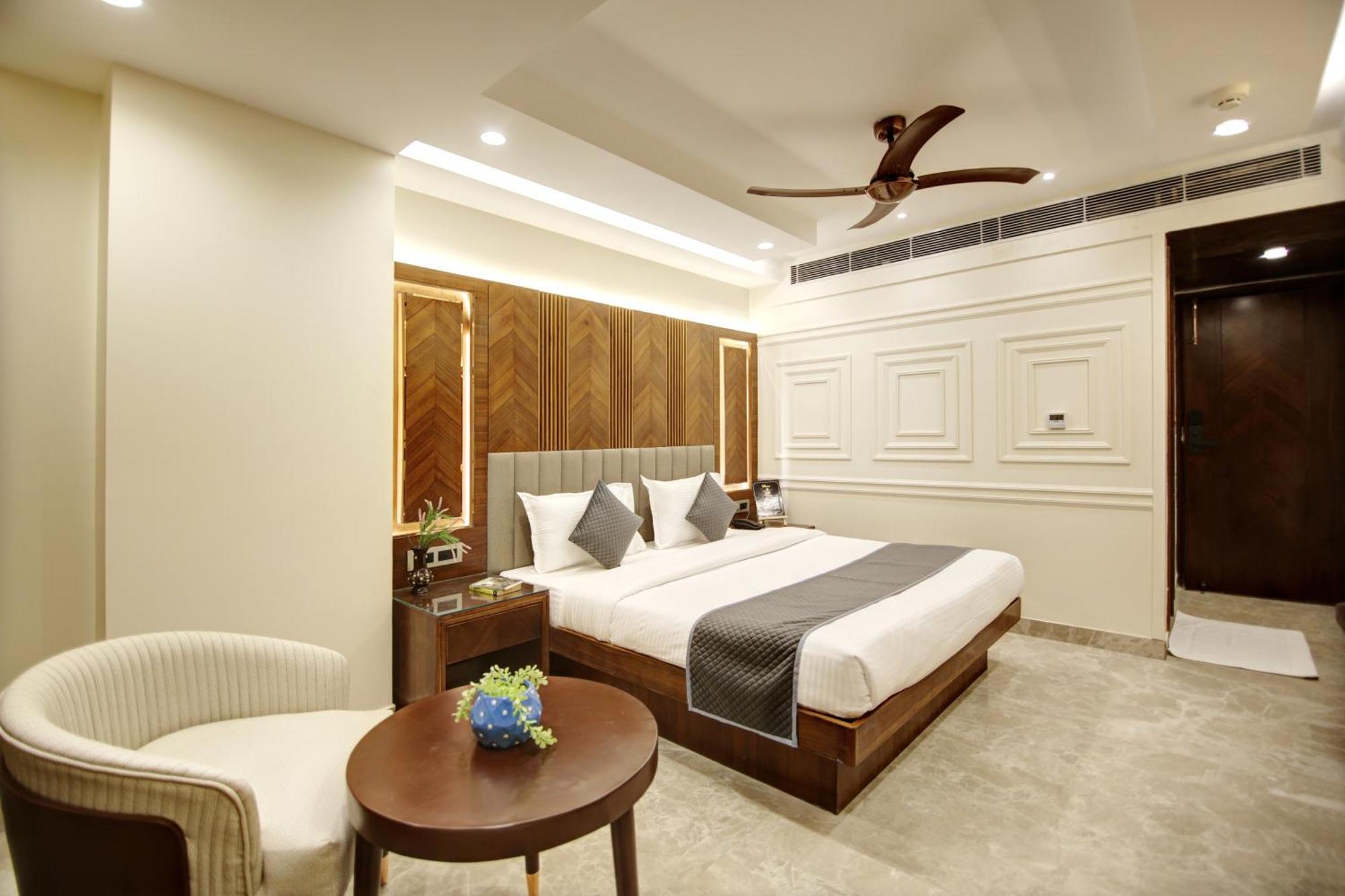 Pride Suite + Balcony + City View + Free One Way Airport Transfer