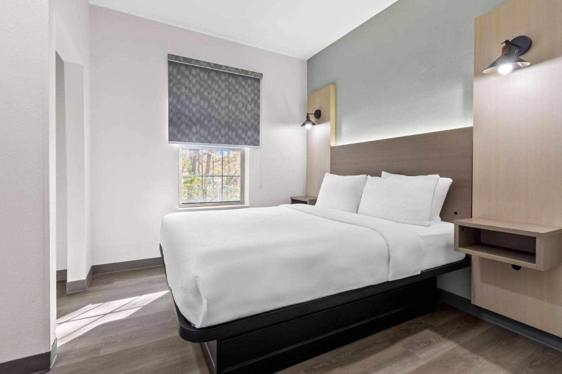 Efficiency Suite with 3 Queen Beds/Accessibility Access - Non Smoking