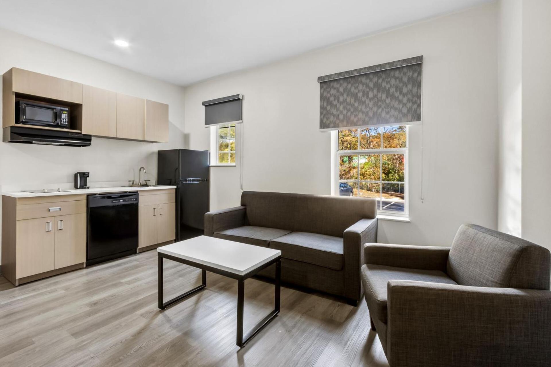 Efficiency Queen Suite with Three Queen Beds and Sofa bed - Non Smoking