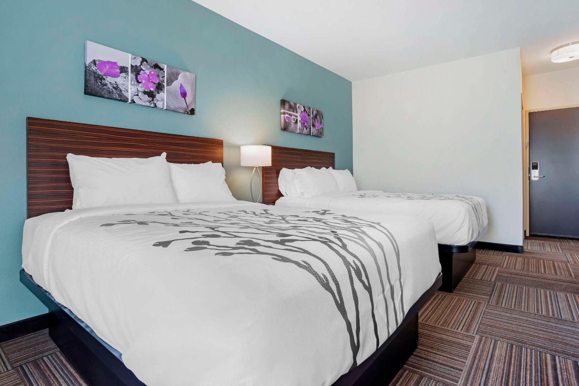 Quadruple Room with Two Queen Beds - Non Smoking