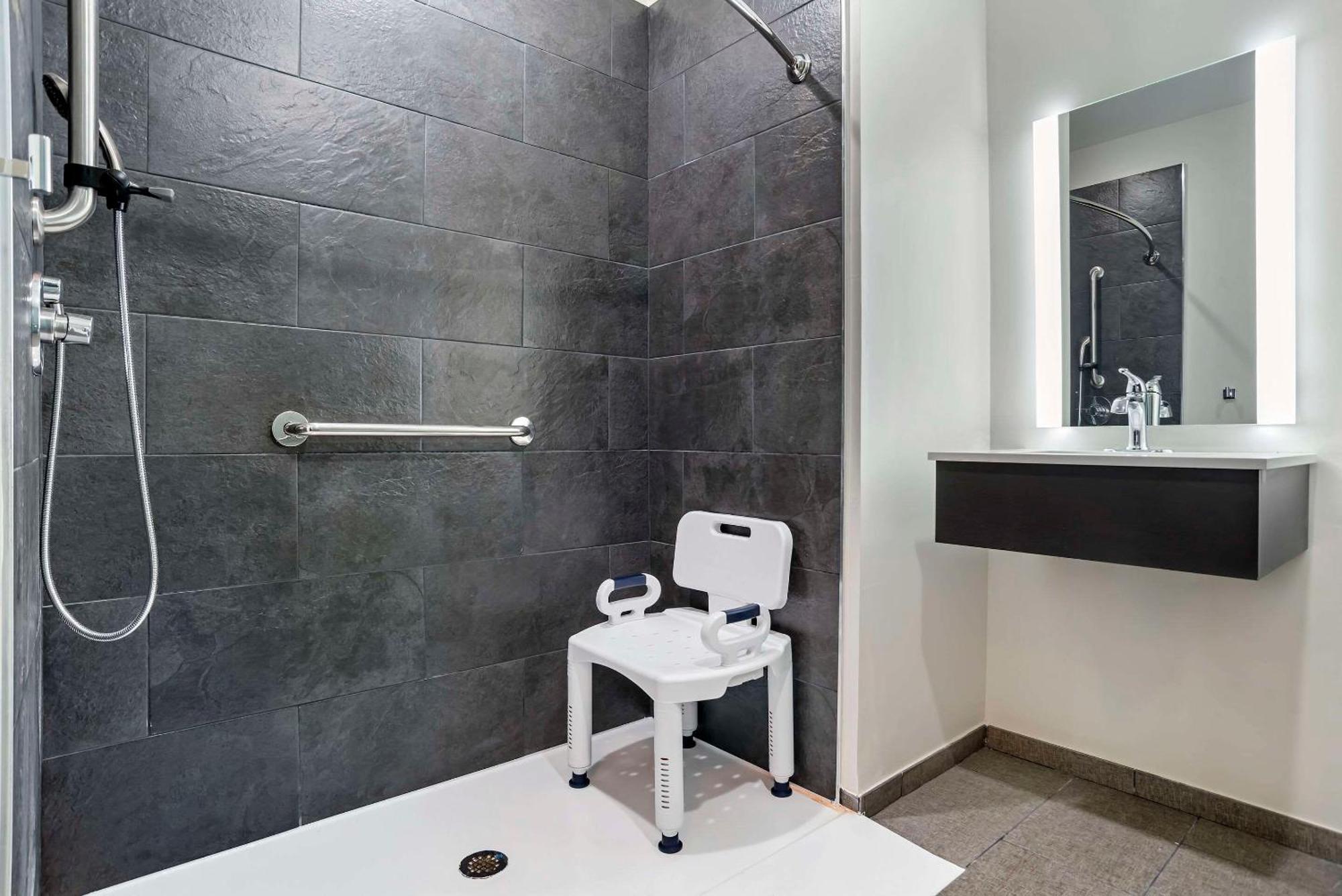 King Room with Roll-In Shower - Disability Access/Non Smoking
