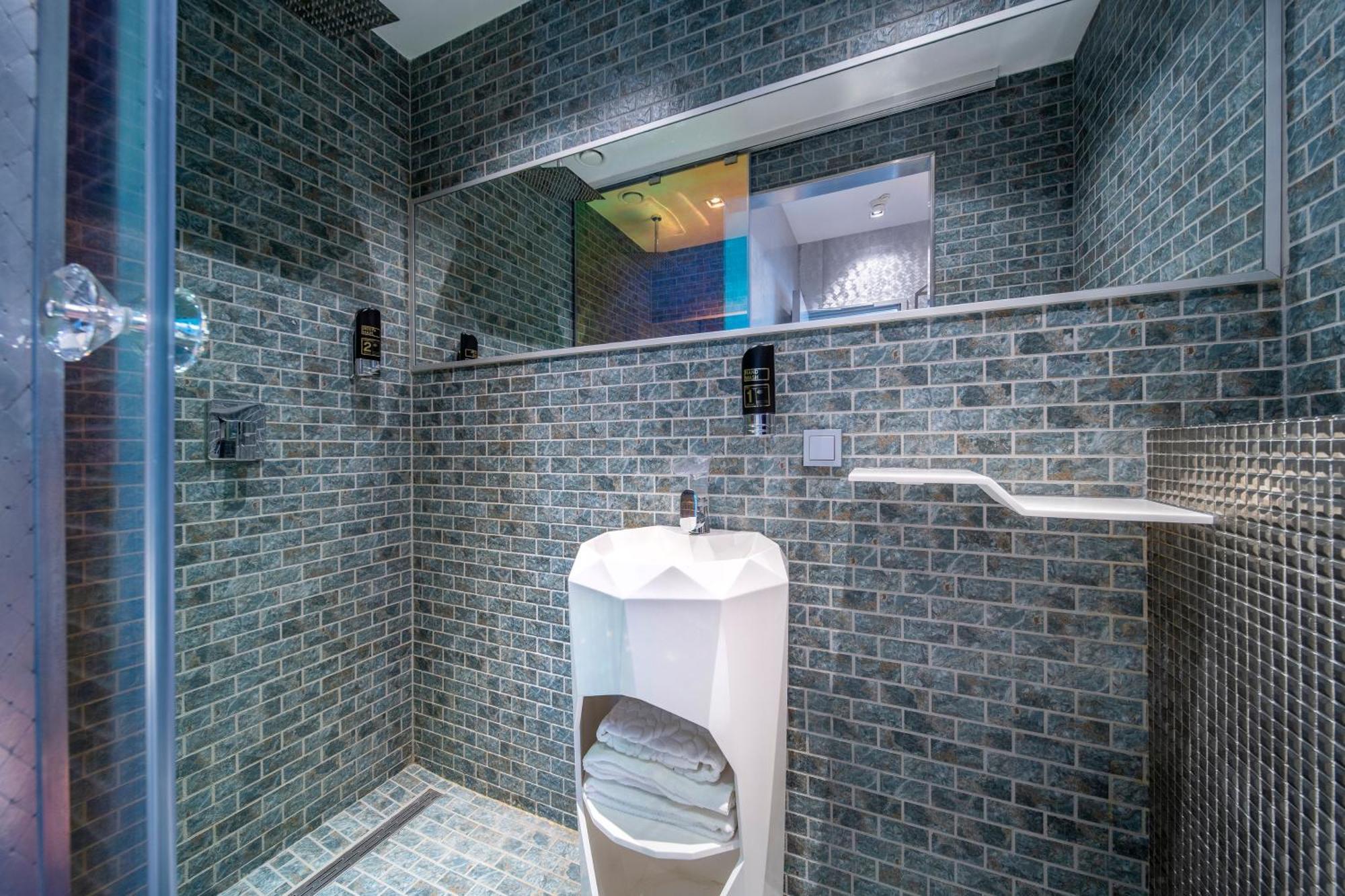 Double Upper Capsule with Shower No Window