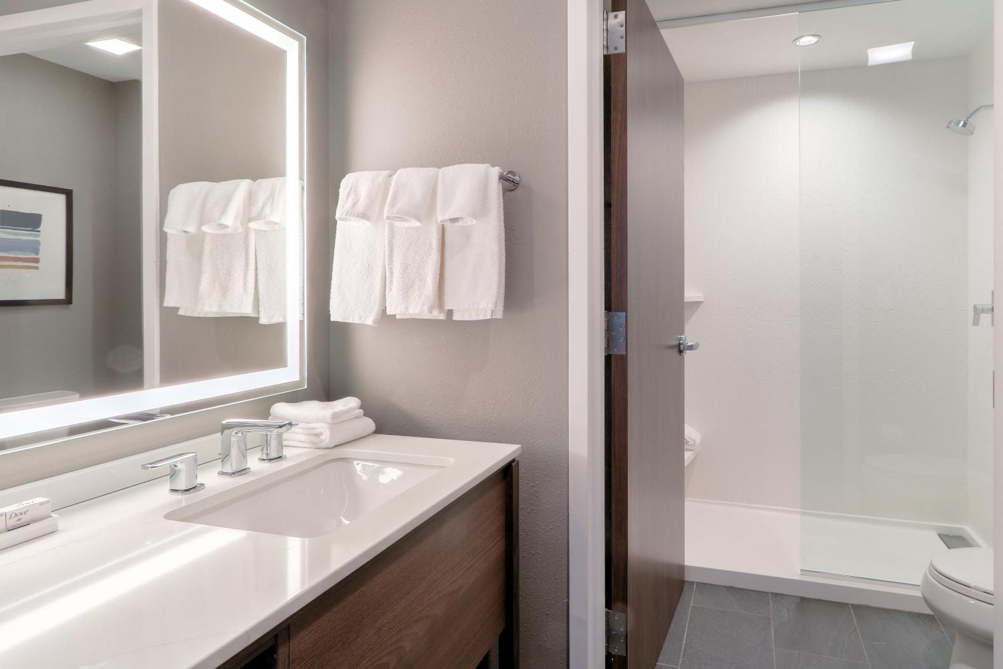 One-Bedroom Queen Suite with Two Queen Beds and Balcony - Mountain View