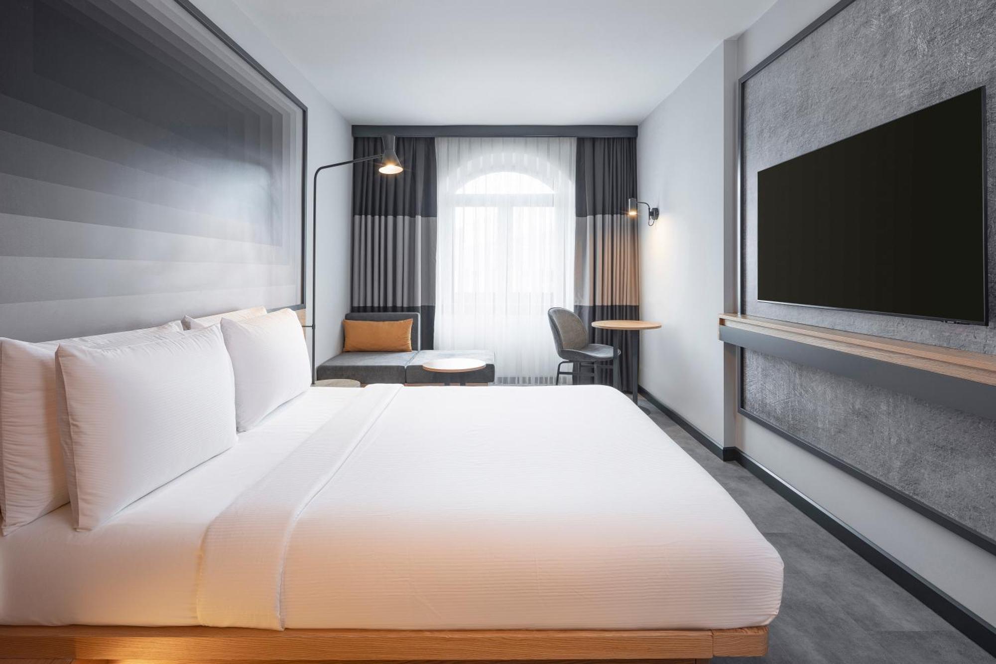 Superior Queen Room with Courtyard View