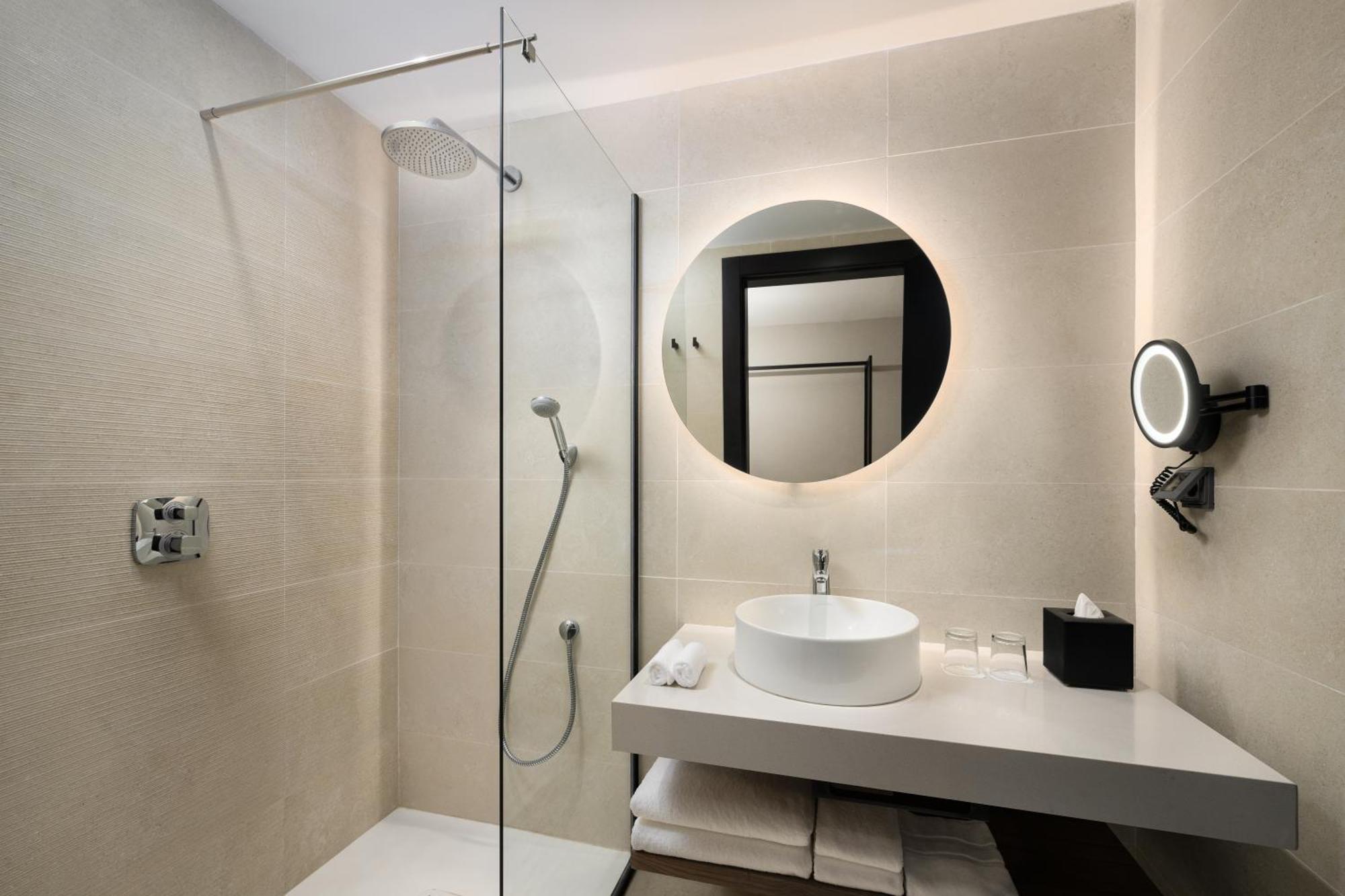 One Bedroom Suite - Skyline & Park View