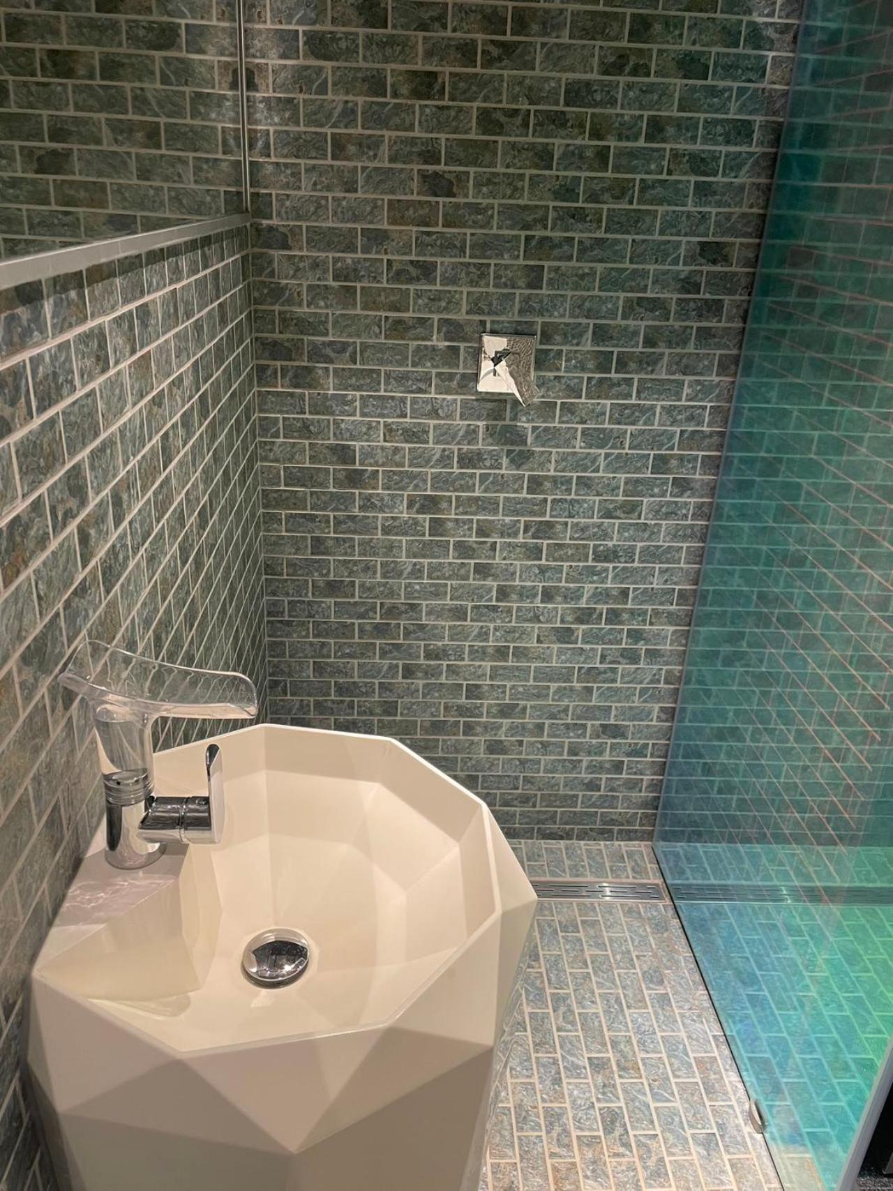 Double Lower Capsule with Shower No Window