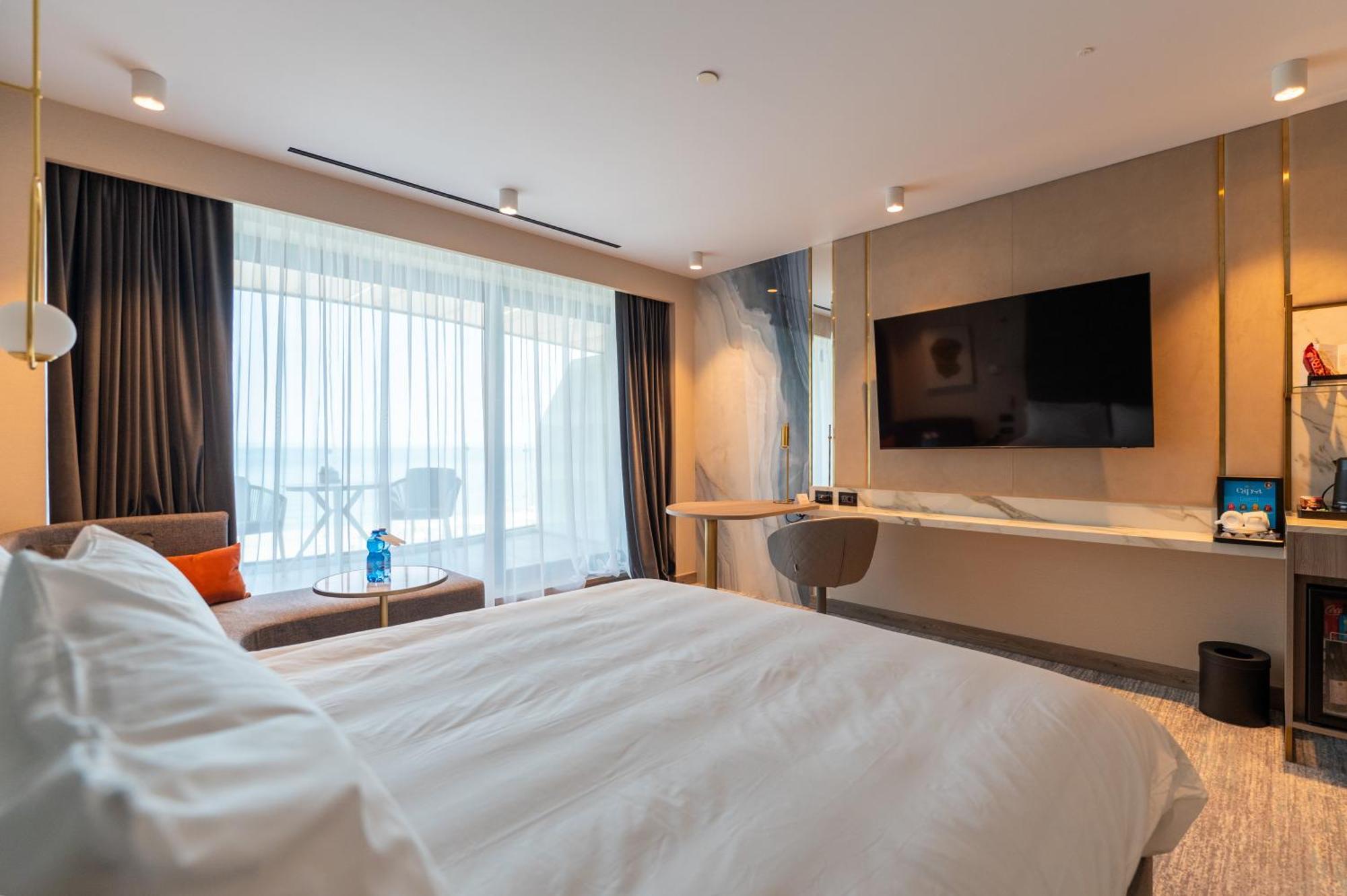 Standard King Room with Balcony and Lake View