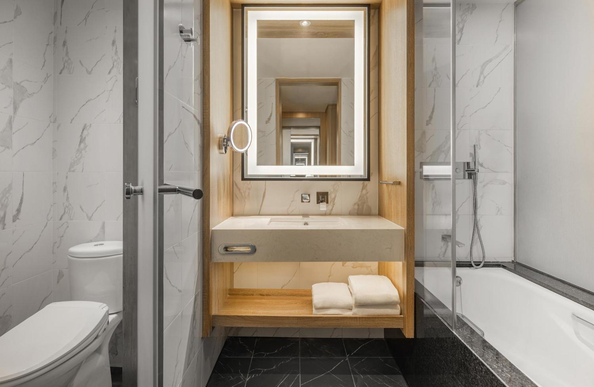 Deluxe King Room with Club Access