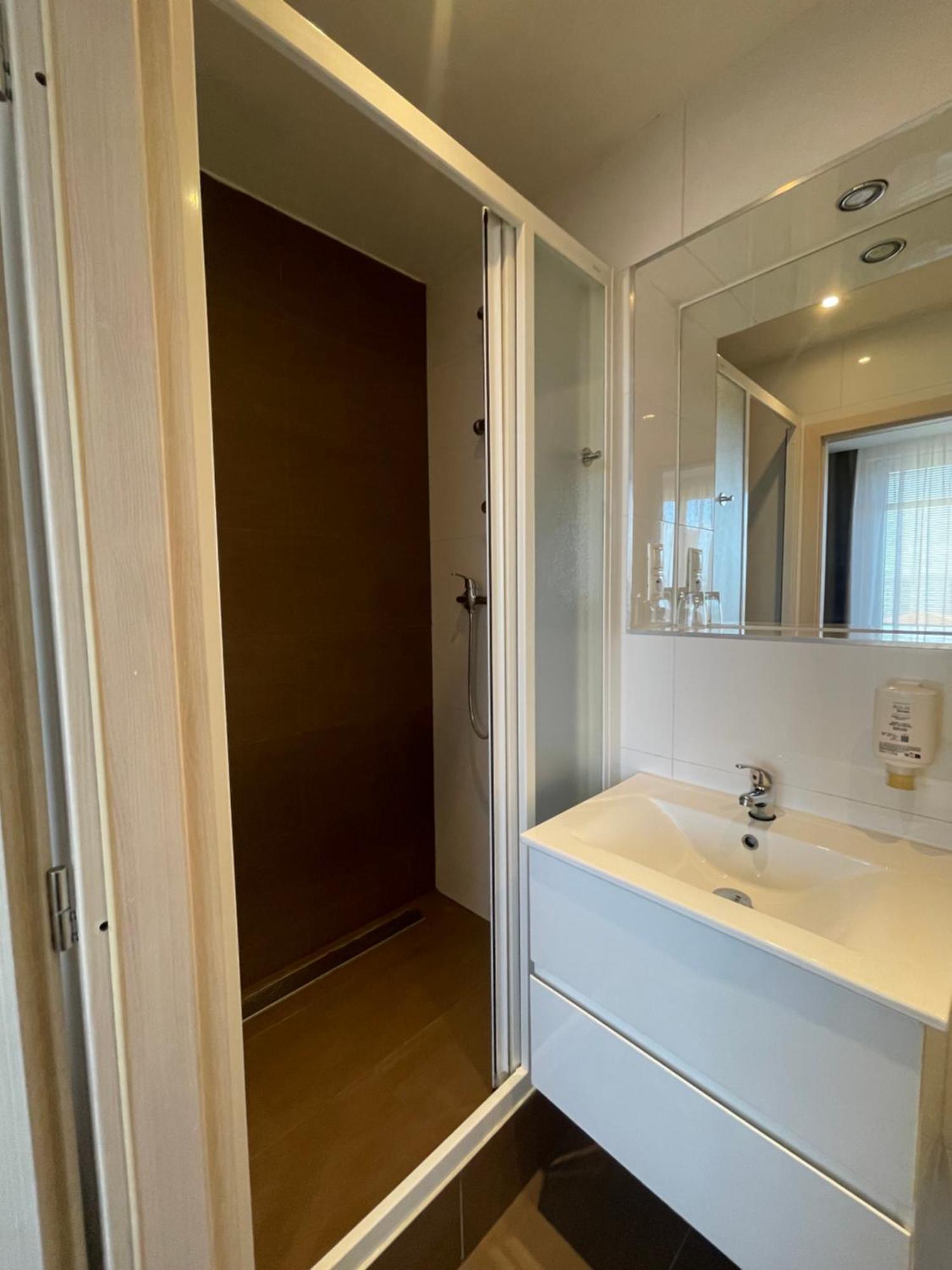 Premium single room with free air conditioning
