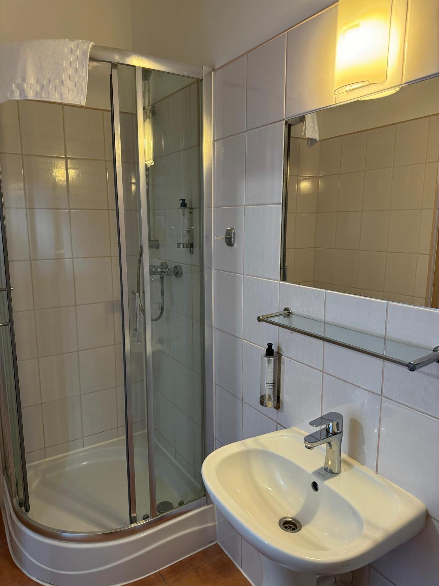 Apartment with Shower