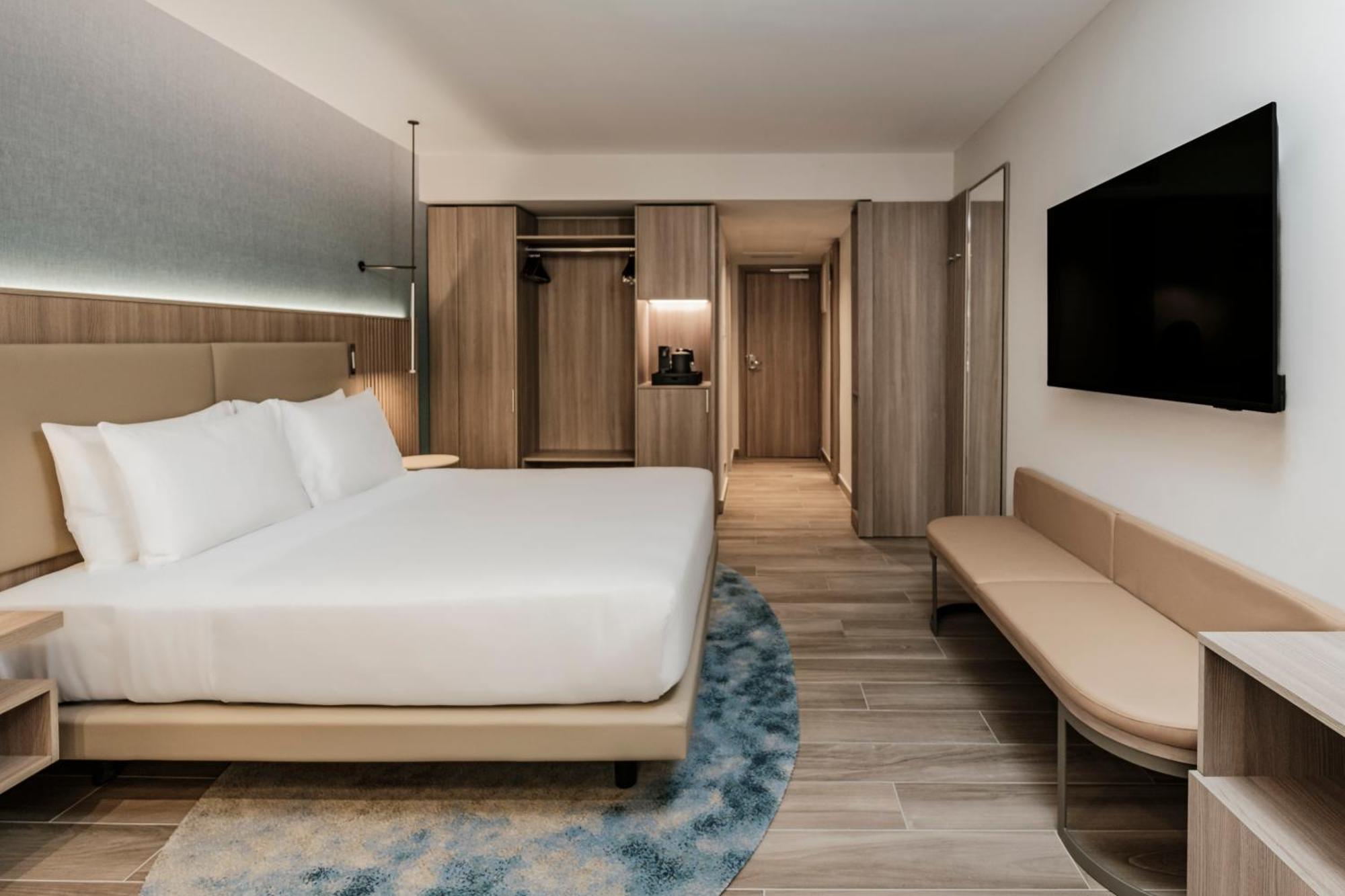 Deluxe King Room with Balcony
