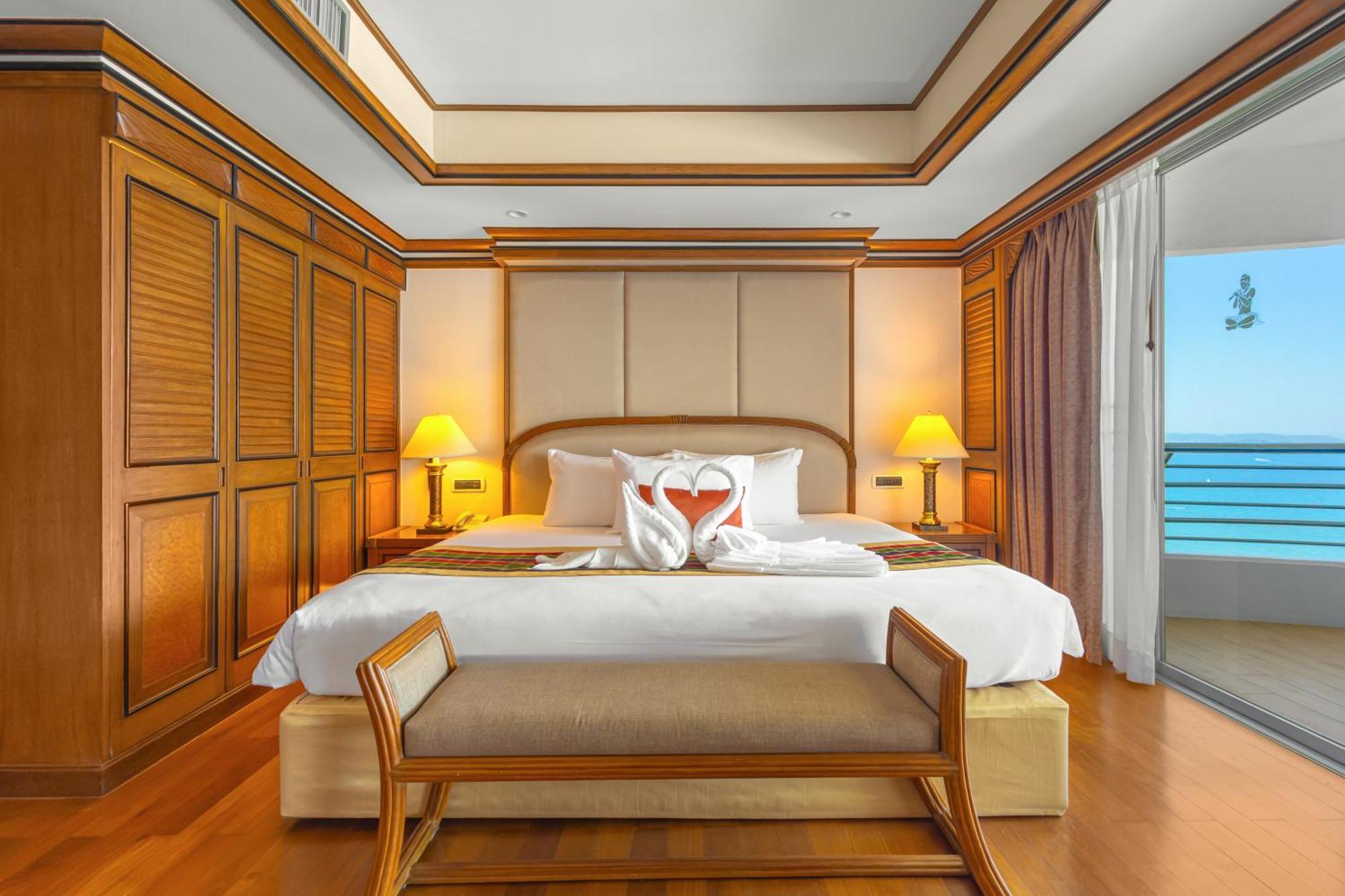 Regency Suite Thai Elegance (1 Bedroom)