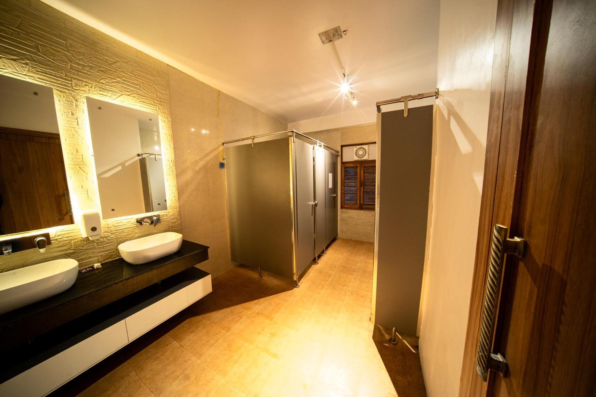 12-Bed Mixed Dormitory Room
