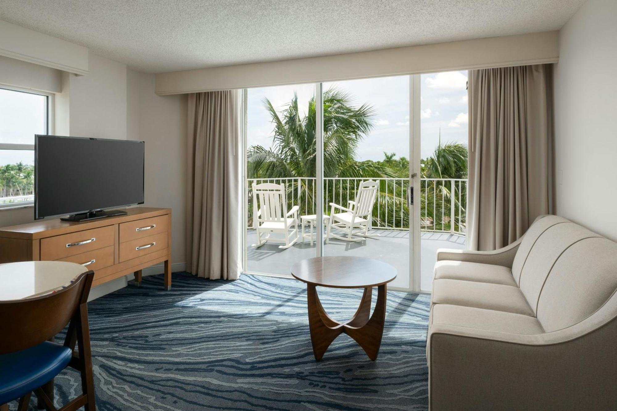 1 Bedroom Suite 1 King Sofa bed Marina view Whirlpool