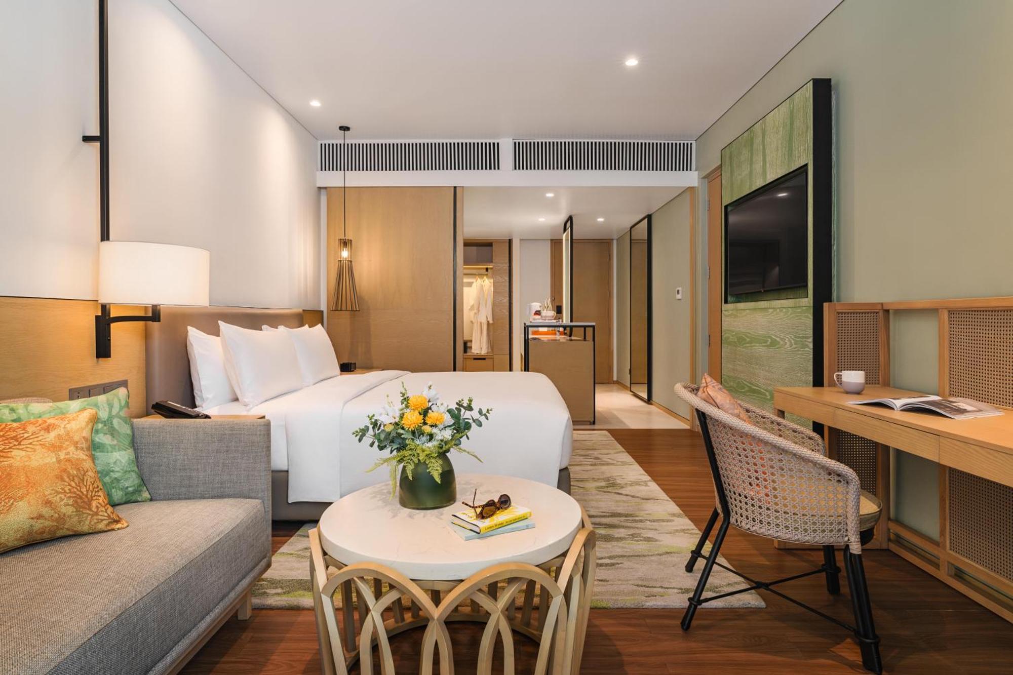Standard King Room with Pond View