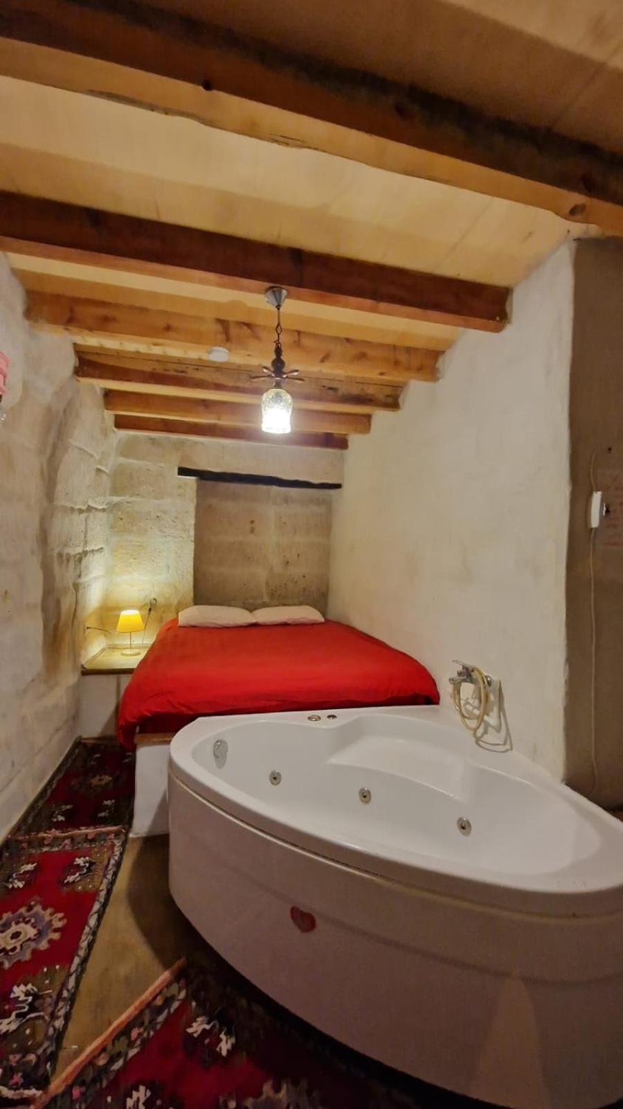 Queen Room with Spa Bath
