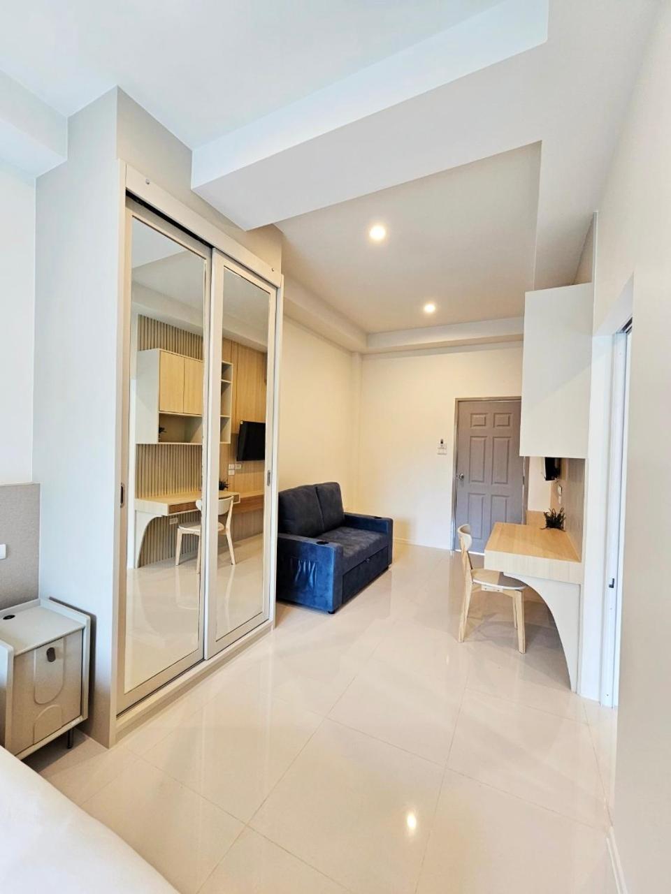 King Studio with Sofa Bed