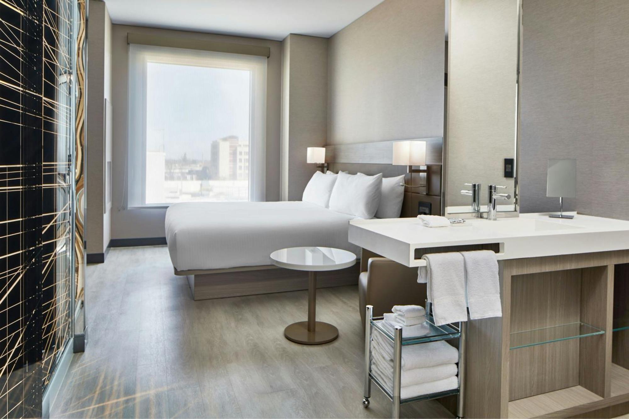 King Room with Bathtub - Mobility Access