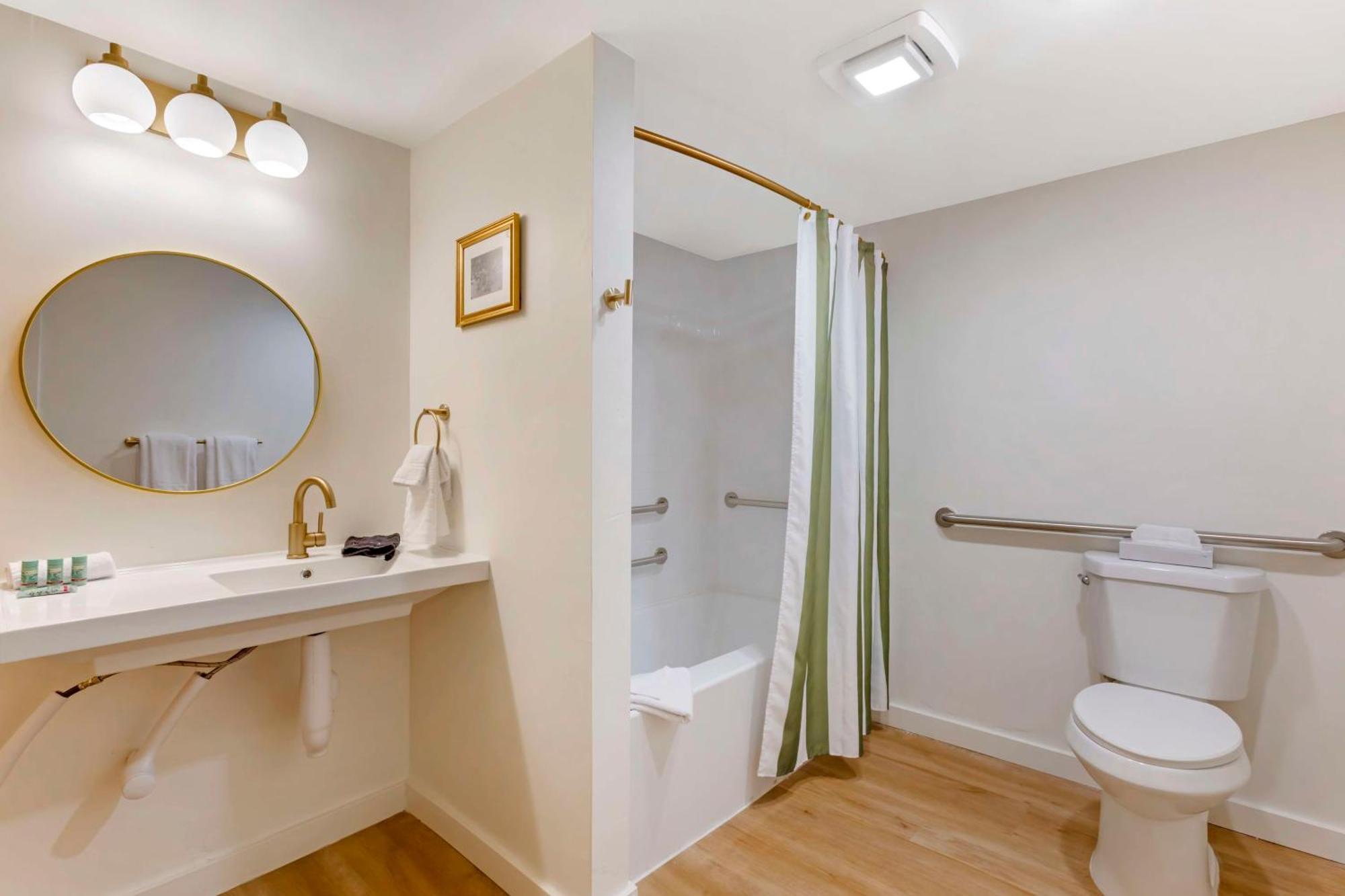 King Room with Bath Tub and Kitchenette - Disability Access/Non-Smoking