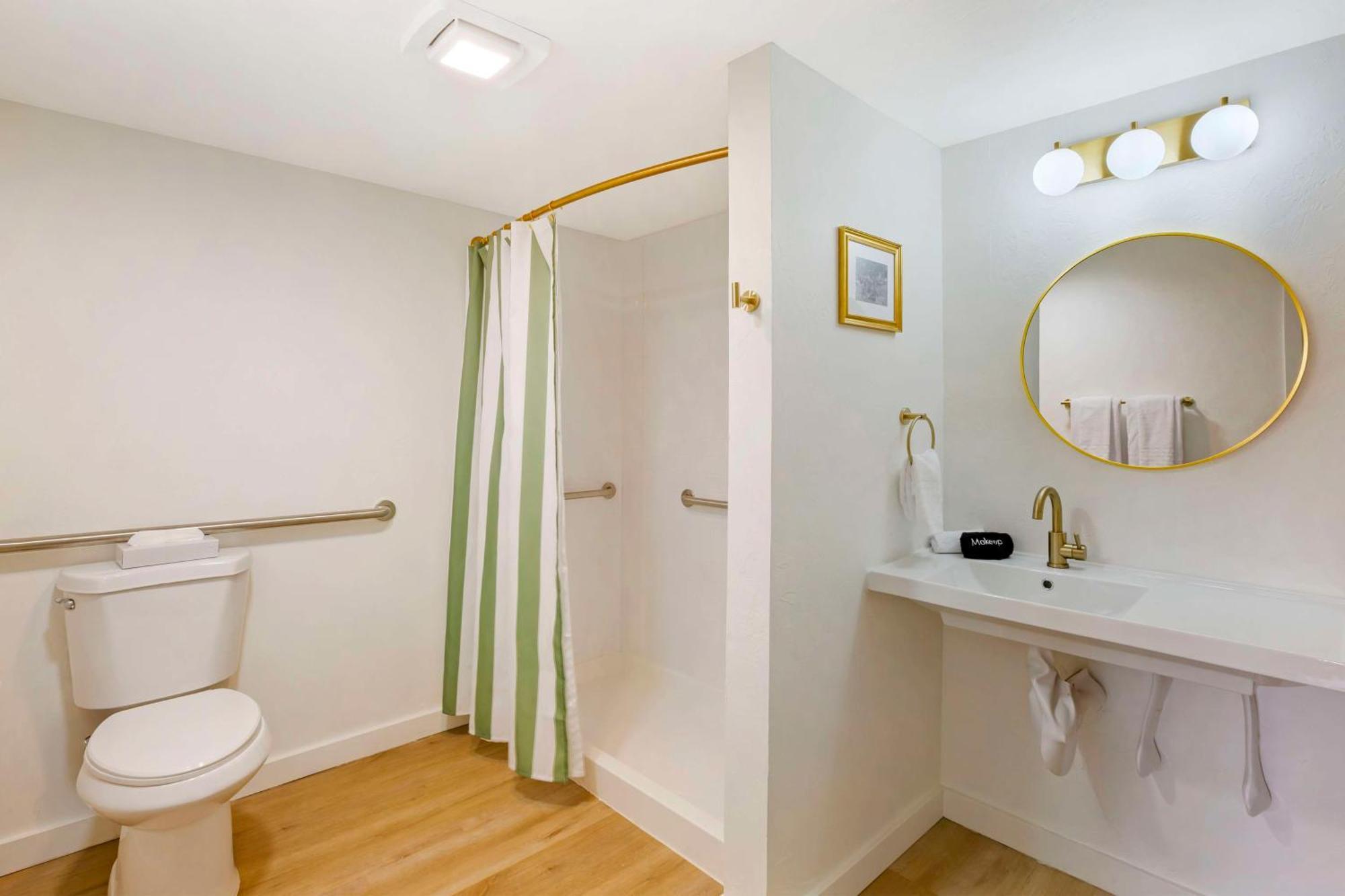 King Room with Roll-In Shower and Kitchenette - Disability/Non-Smoking