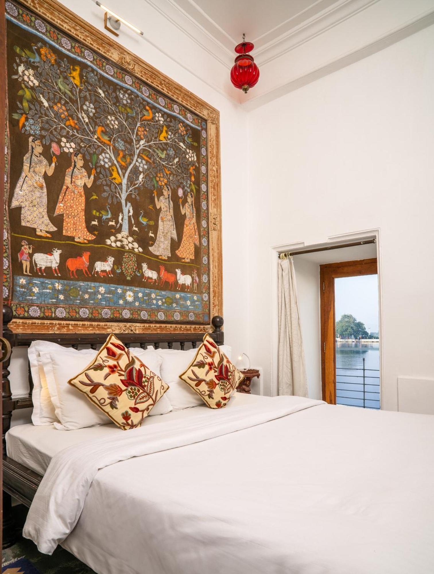 Deluxe Lake Front Room