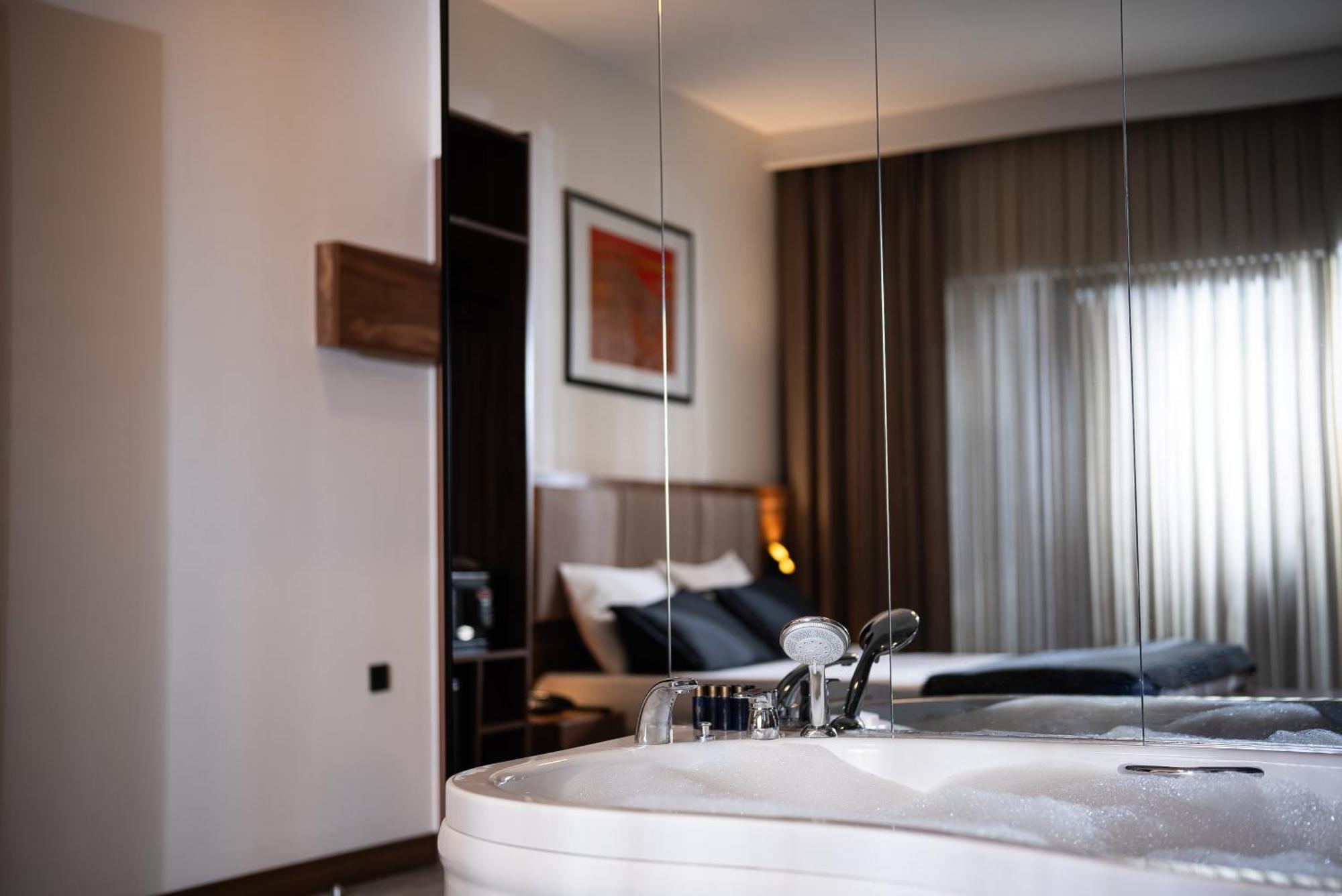 Queen Room with Spa Bath