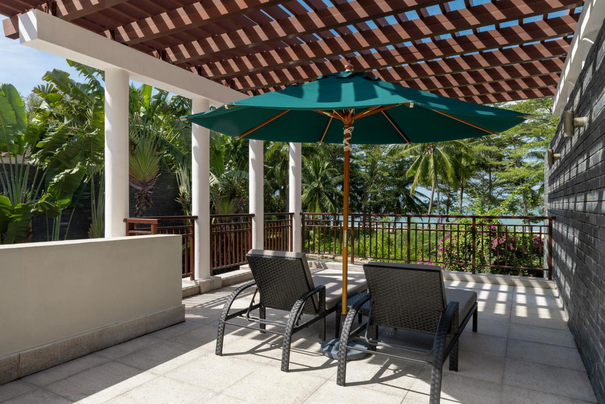 Luhuitou Bayfront Pool Villa Package - F&B Voucher RMB1000 (package, expensive dried seafood are not applicable) + SPA- No Threshold Voucher RMB1000 + Free Mini-bar