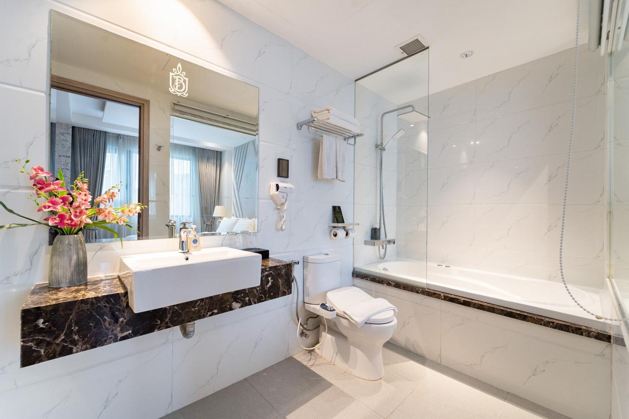 Family Room with Bathtub and City View - Free Daily In-room Mini-bar