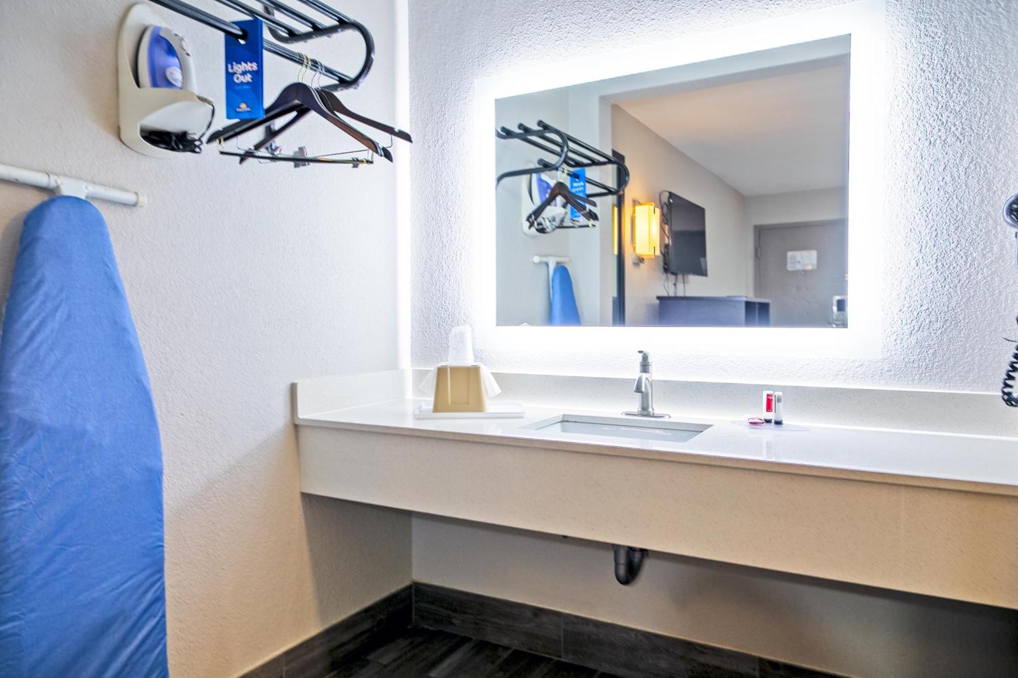 1 Double Bed, Mobility Accessible Room, Bathtub w/ Grab Bars, Non-Smoking