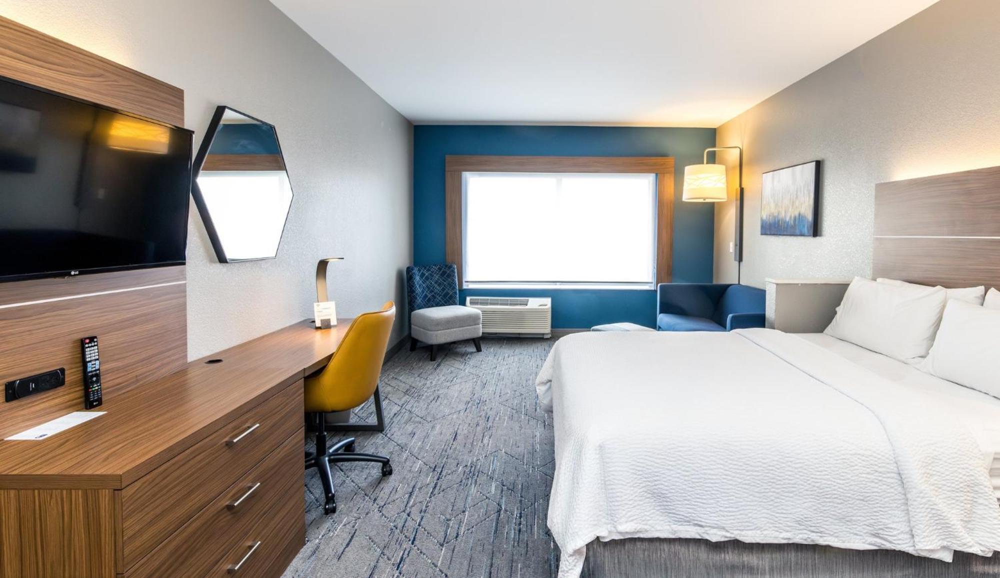 One-Bedroom King Suite with Communications Accessible Roll-In Shower