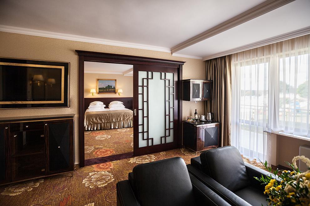 One-Bedroom Apartment with Lake View