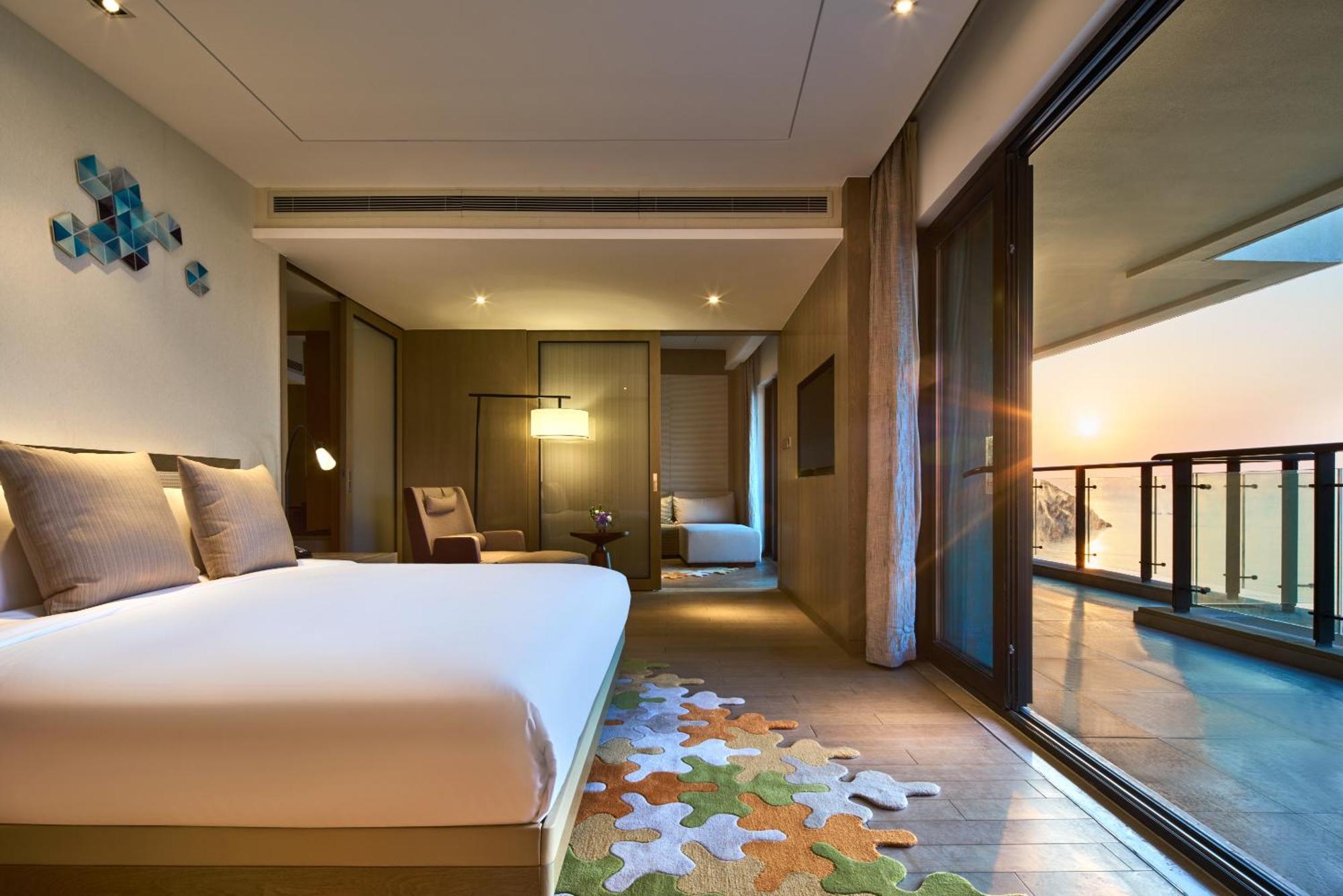 One-Bedroom Suite with Sea View