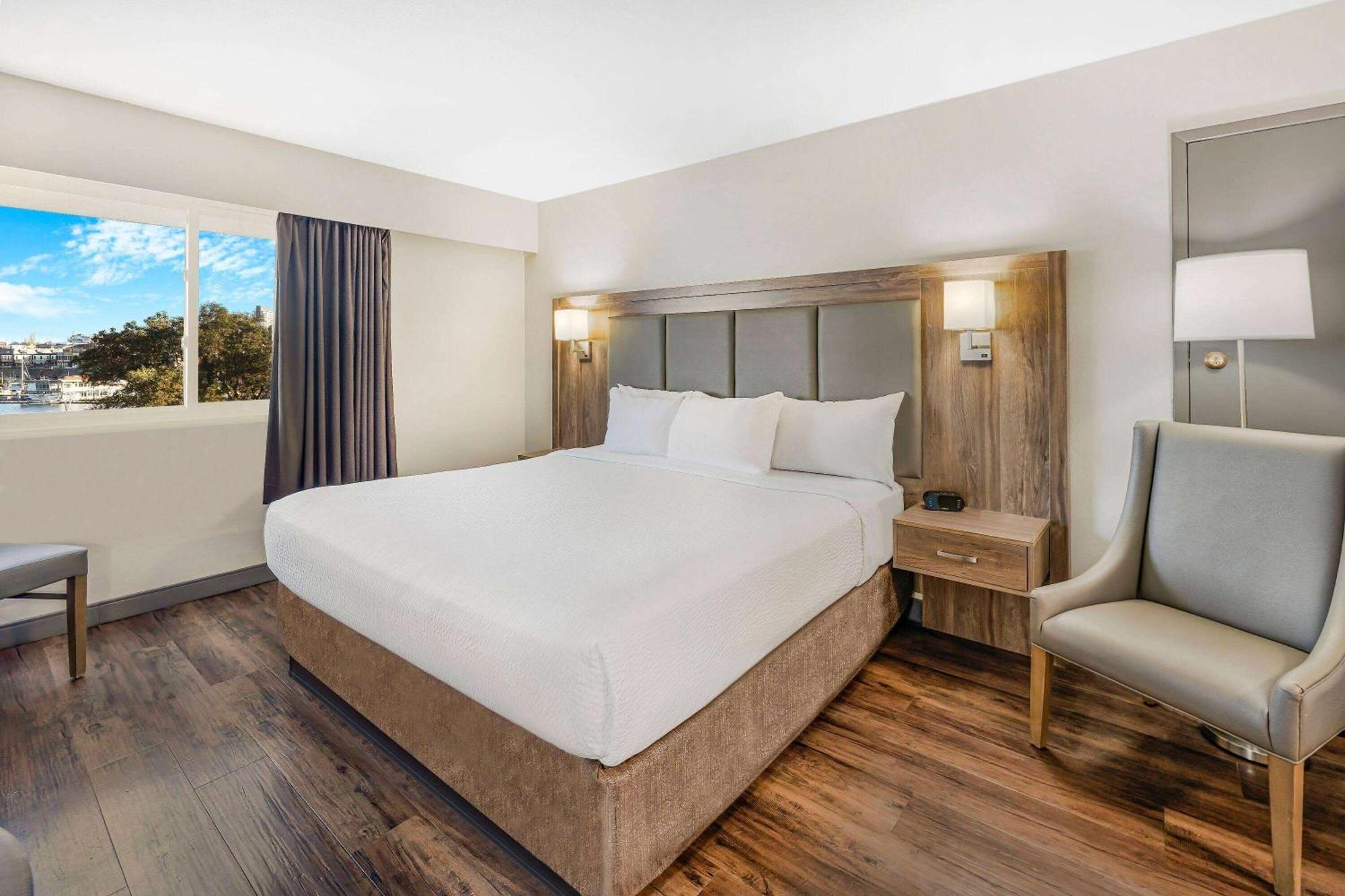Deluxe King Room with Kitchenette and Harbor View