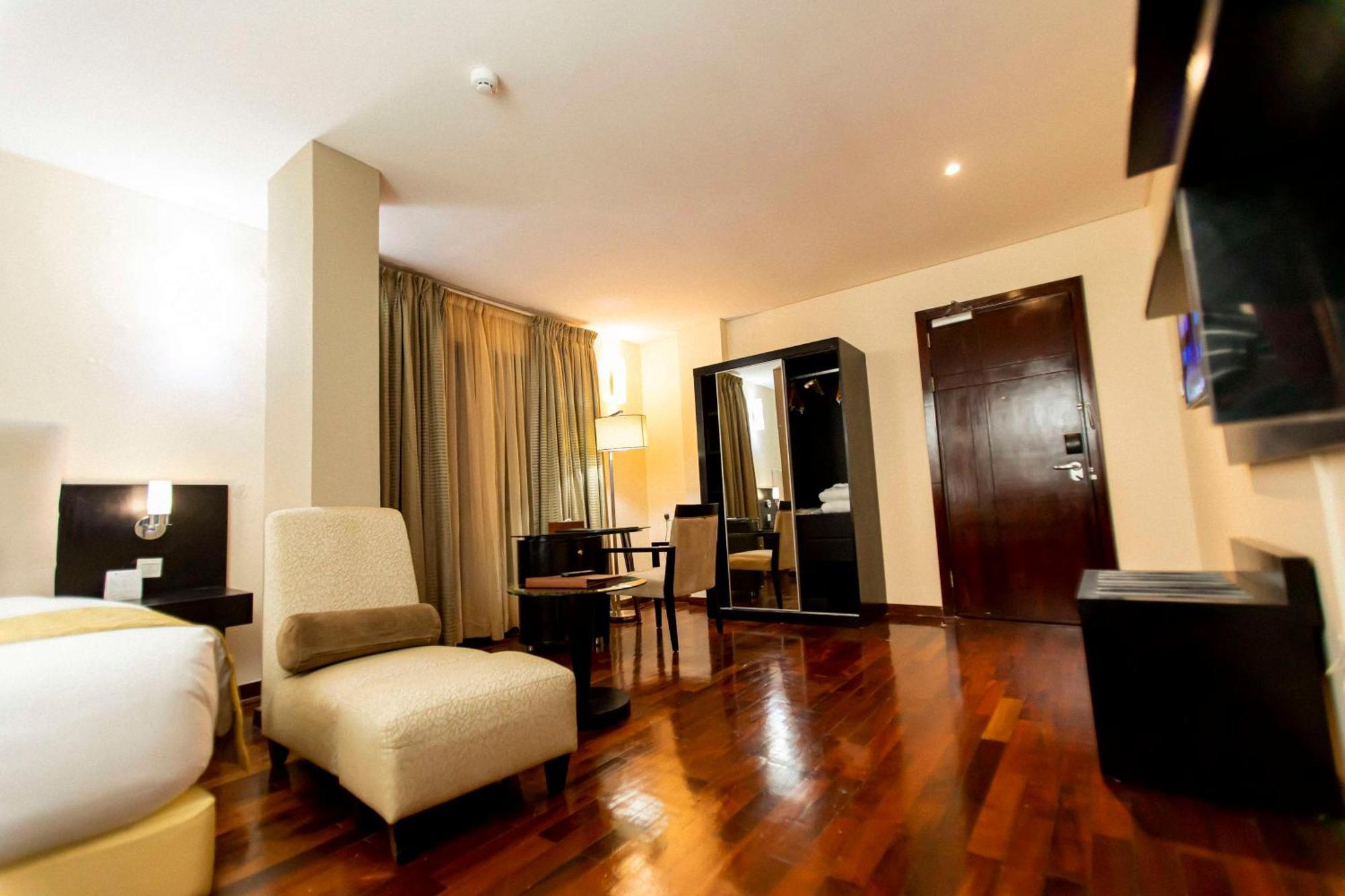 Three-Bedroom King Apartment with Full Kitchen and Separate Living Room - Non-Smoking