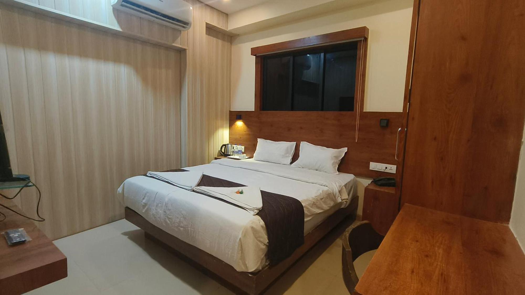 Standard Queen Room