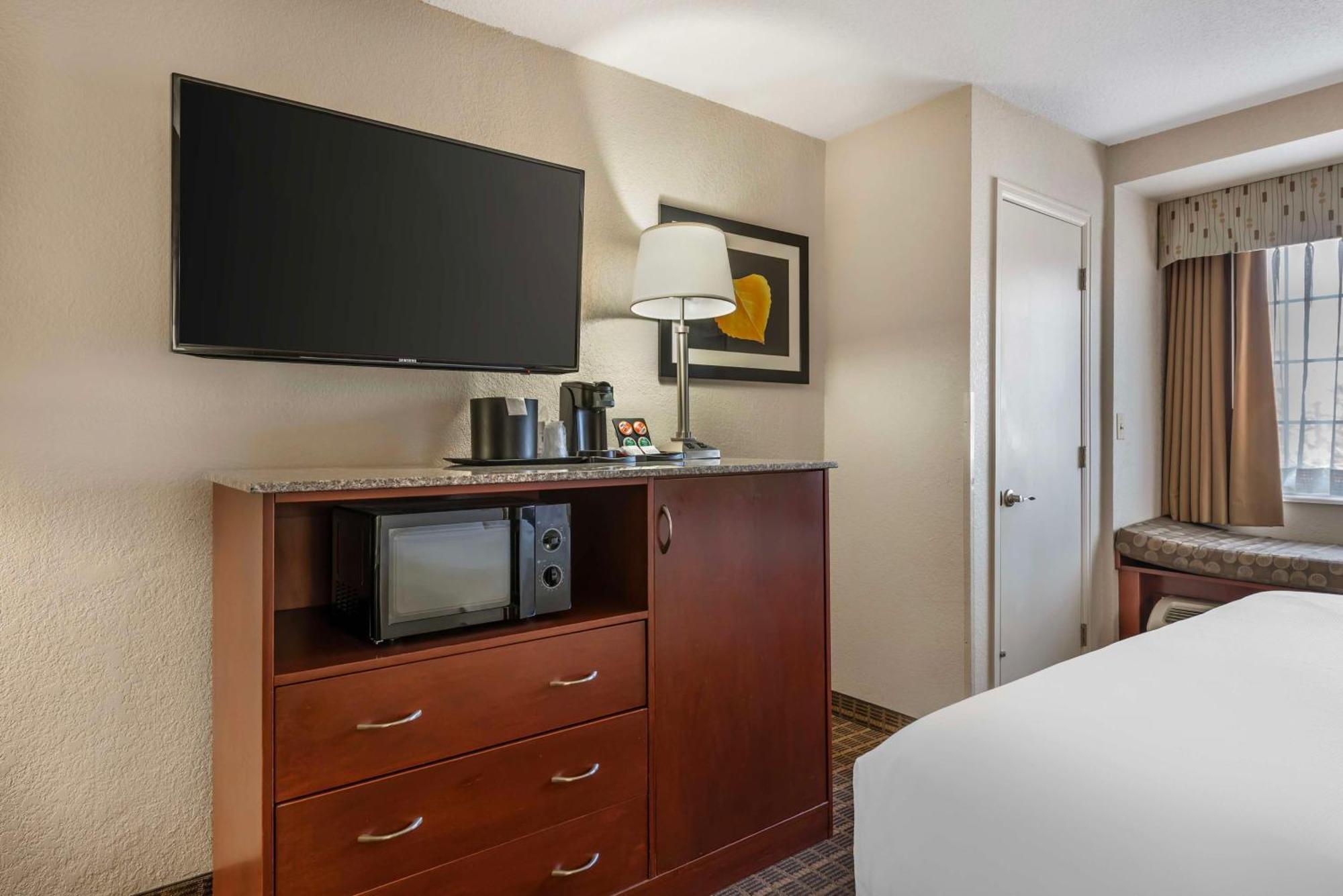King Suite with Mountain View - Non-Smoking