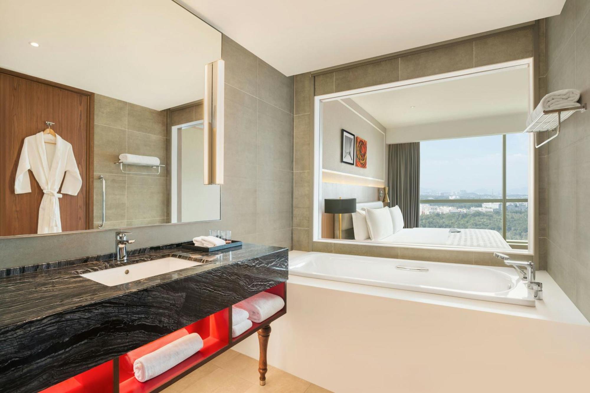 1 King Bed, Club Lounge Access, Suite